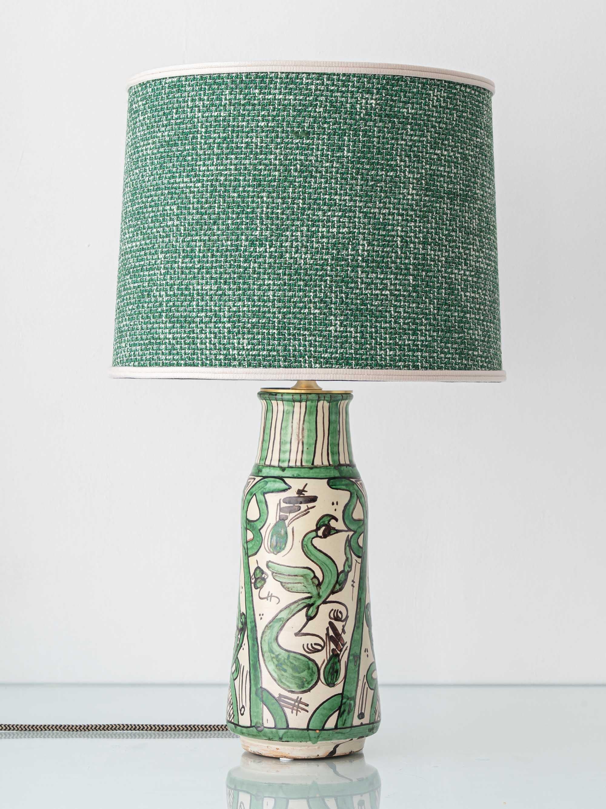 Méticuleusement fabriquée à la main par Amitābha Studio à partir d'un vase Punter Teruel d'époque dans le célèbre style néo-espagnol, cette lampe unique en son genre fait le lien entre l'héritage médiéval et le design du milieu du siècle. La base en
