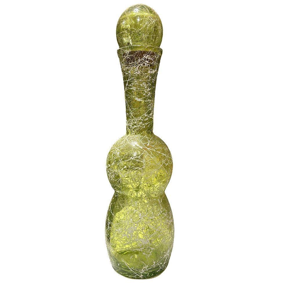 Elegante decantador de cristal verde de cuerda de espagueti de estilo Mod de mediados de siglo, con intrincados detalles texturados y tapón de corcho esférico. Fabricada a mano en España, esta pieza vintage combina elegancia y funcionalidad, lo que