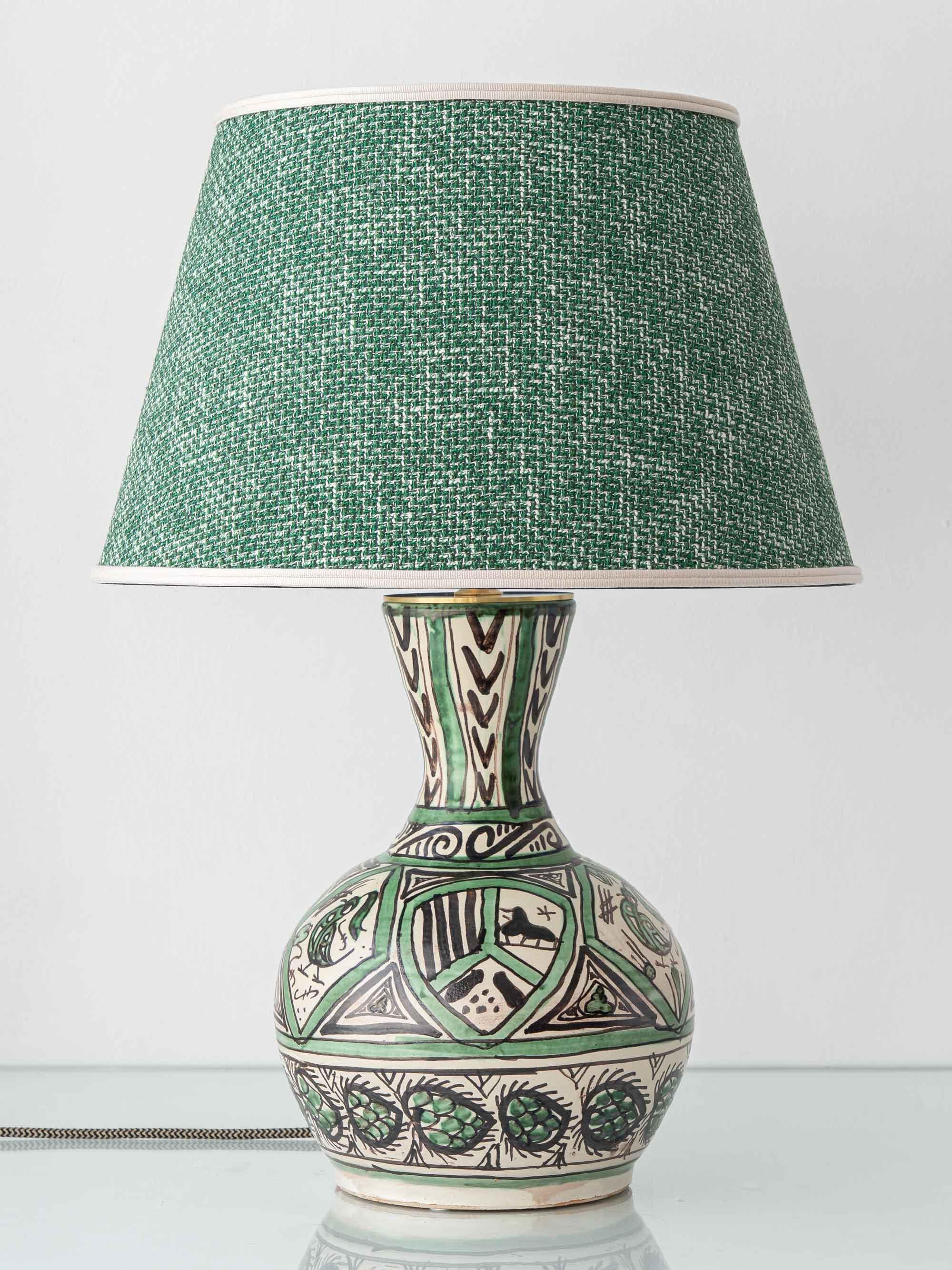 Fabriquée à la main par le Studio Amitābha à partir d'un vase Punter Teruel vintage de forme balustre, cette lampe illustre la richesse du design néo-espagnol associé à l'art du milieu du siècle. Le corps arrondi s'élève gracieusement jusqu'à un