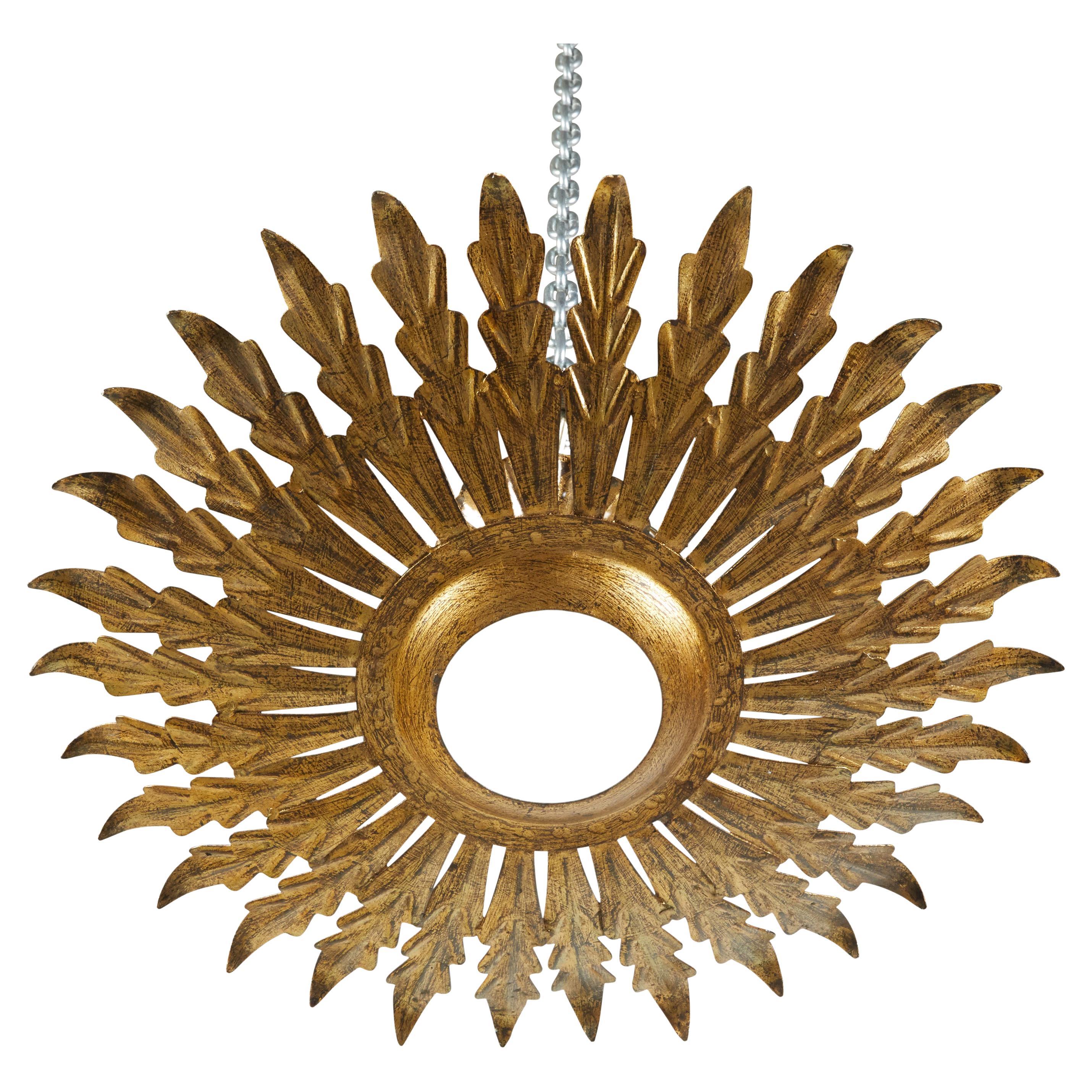Spanischer Kronleuchter aus vergoldetem Metall aus der Mitte des 20. Jahrhunderts mit Blattmotiven, mattiertem Glas und Patina. Dieser Kronleuchter, der in der Mitte des Jahrhunderts in Spanien geschaffen wurde, besteht aus einem runden Körper, der