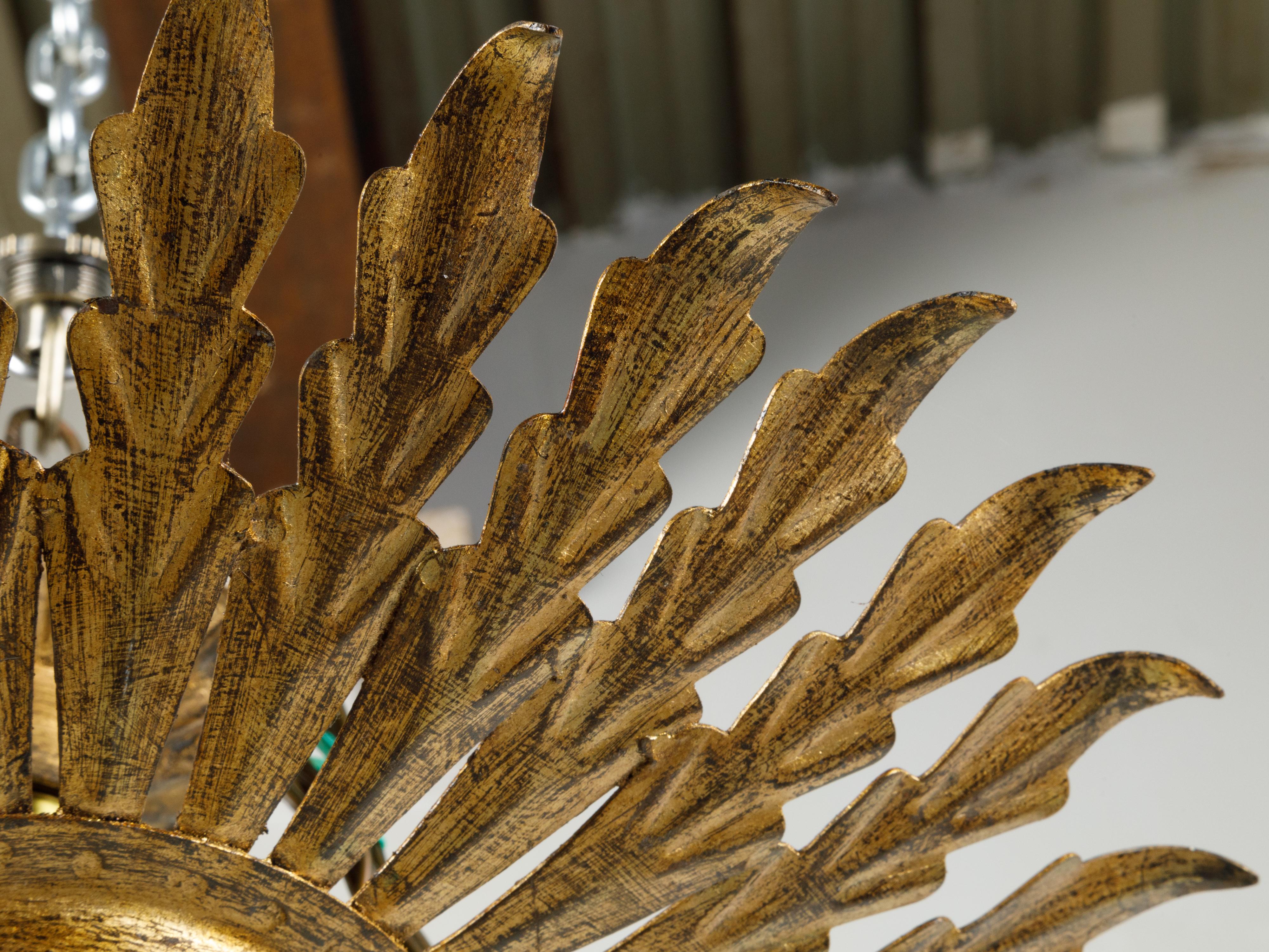 Spanischer Kronleuchter aus vergoldetem Metall mit Blättern und mattiertem Glas aus der Mitte des Jahrhunderts im Zustand „Gut“ in Atlanta, GA