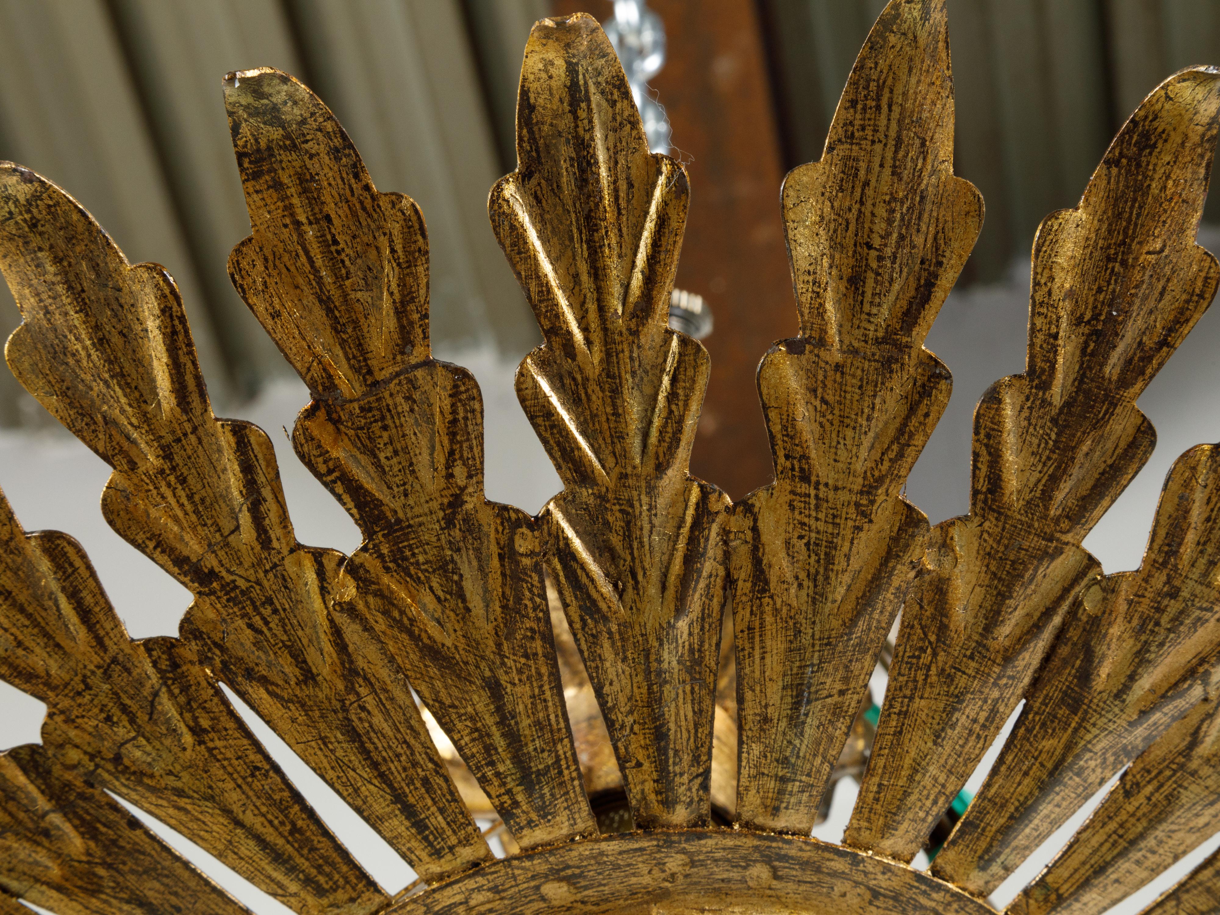 Spanischer Kronleuchter aus vergoldetem Metall mit Blättern und mattiertem Glas aus der Mitte des Jahrhunderts 3