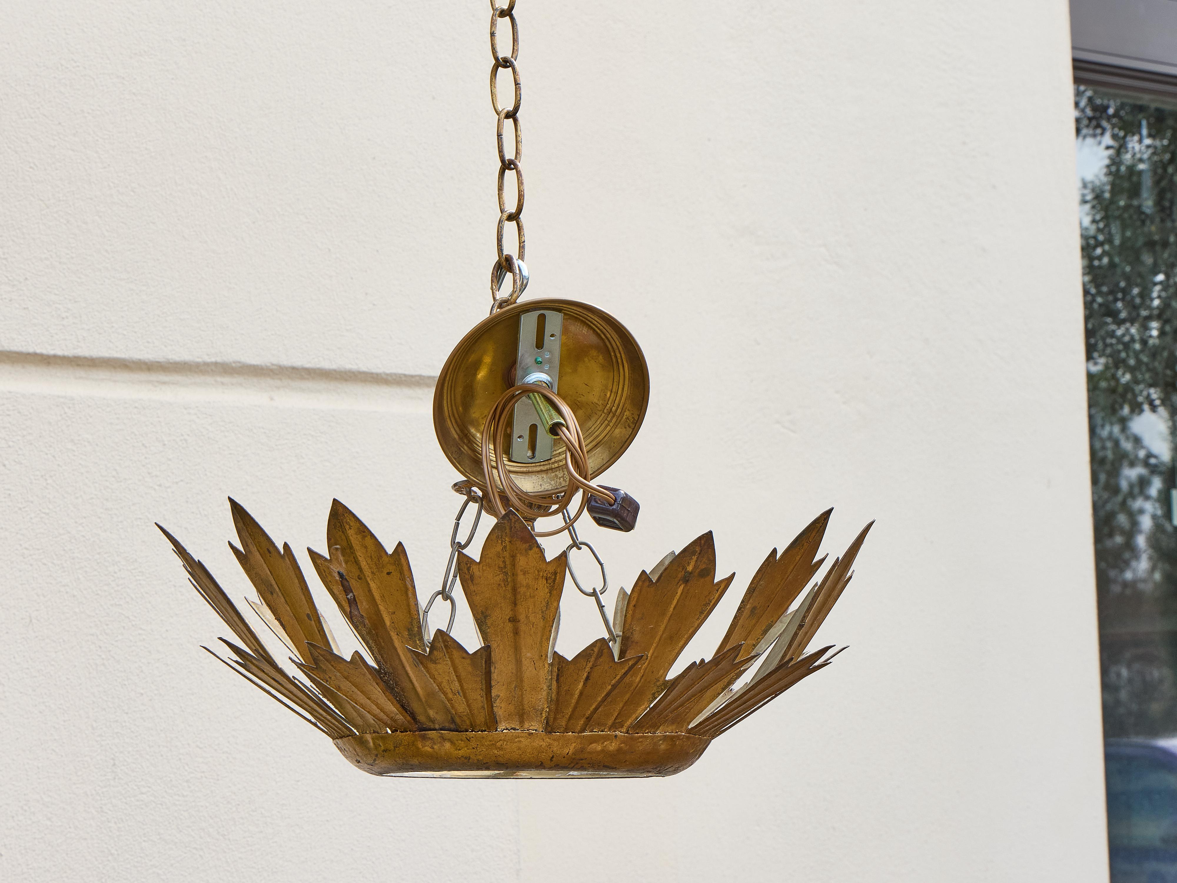 Pendentif couronne en métal doré espagnol du milieu du siècle avec diffuseur en verre dépoli en vente 2