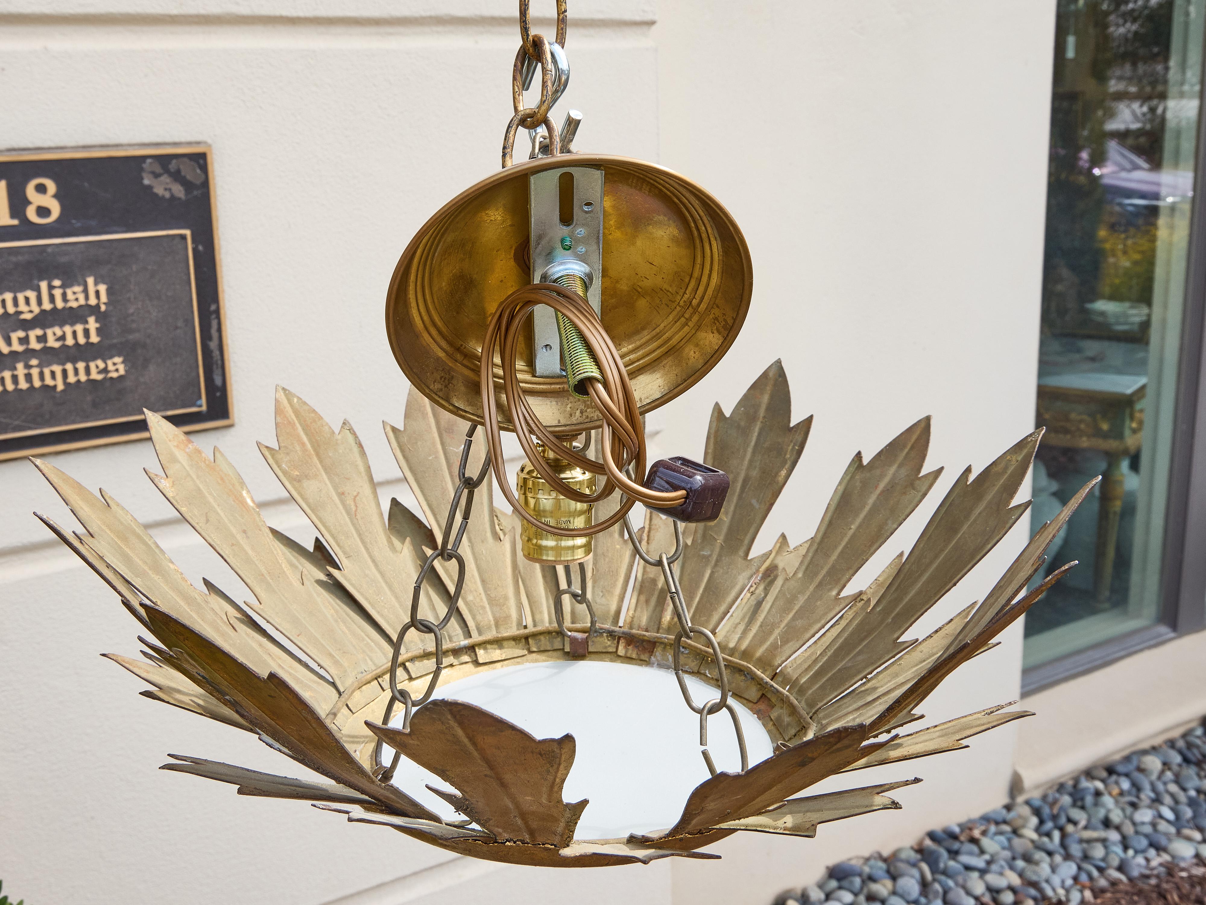 Mid-Century Modern Pendentif couronne en métal doré espagnol du milieu du siècle avec diffuseur en verre dépoli en vente