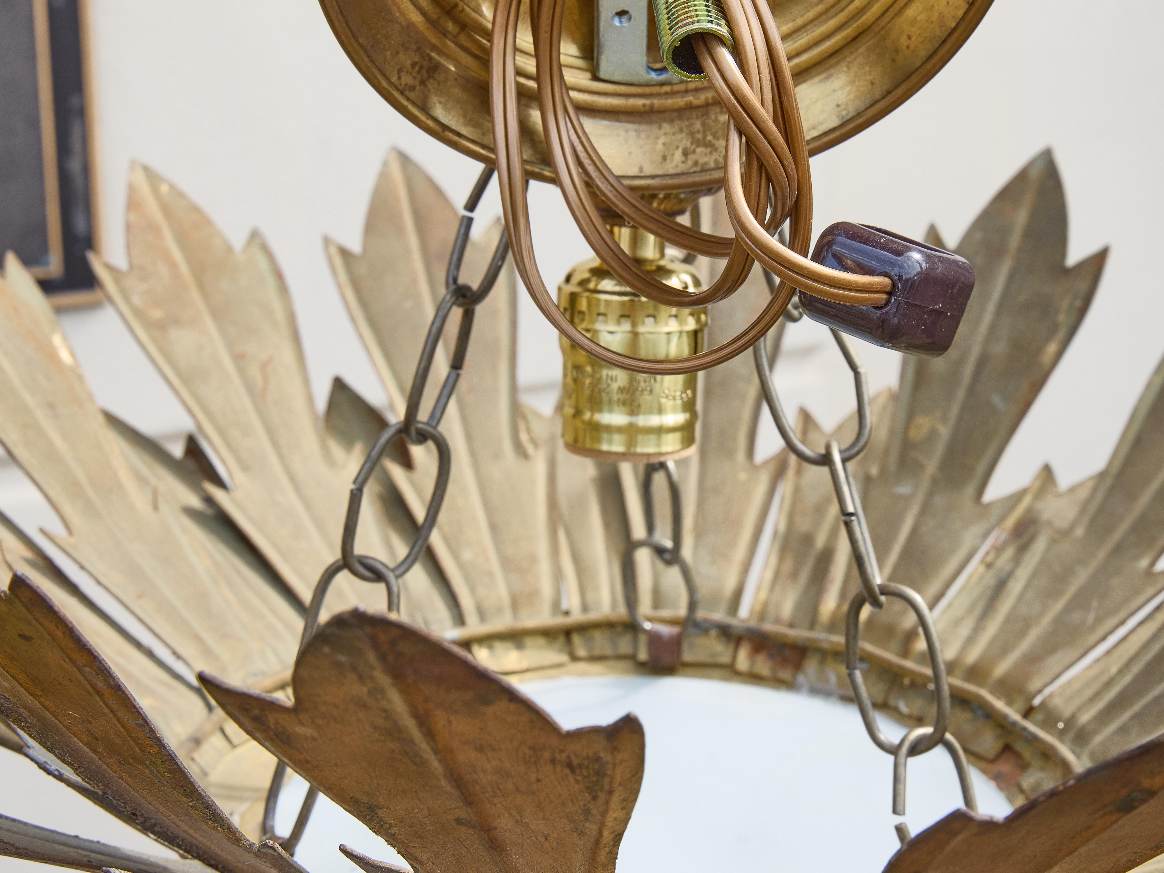 Espagnol Pendentif couronne en métal doré espagnol du milieu du siècle avec diffuseur en verre dépoli en vente
