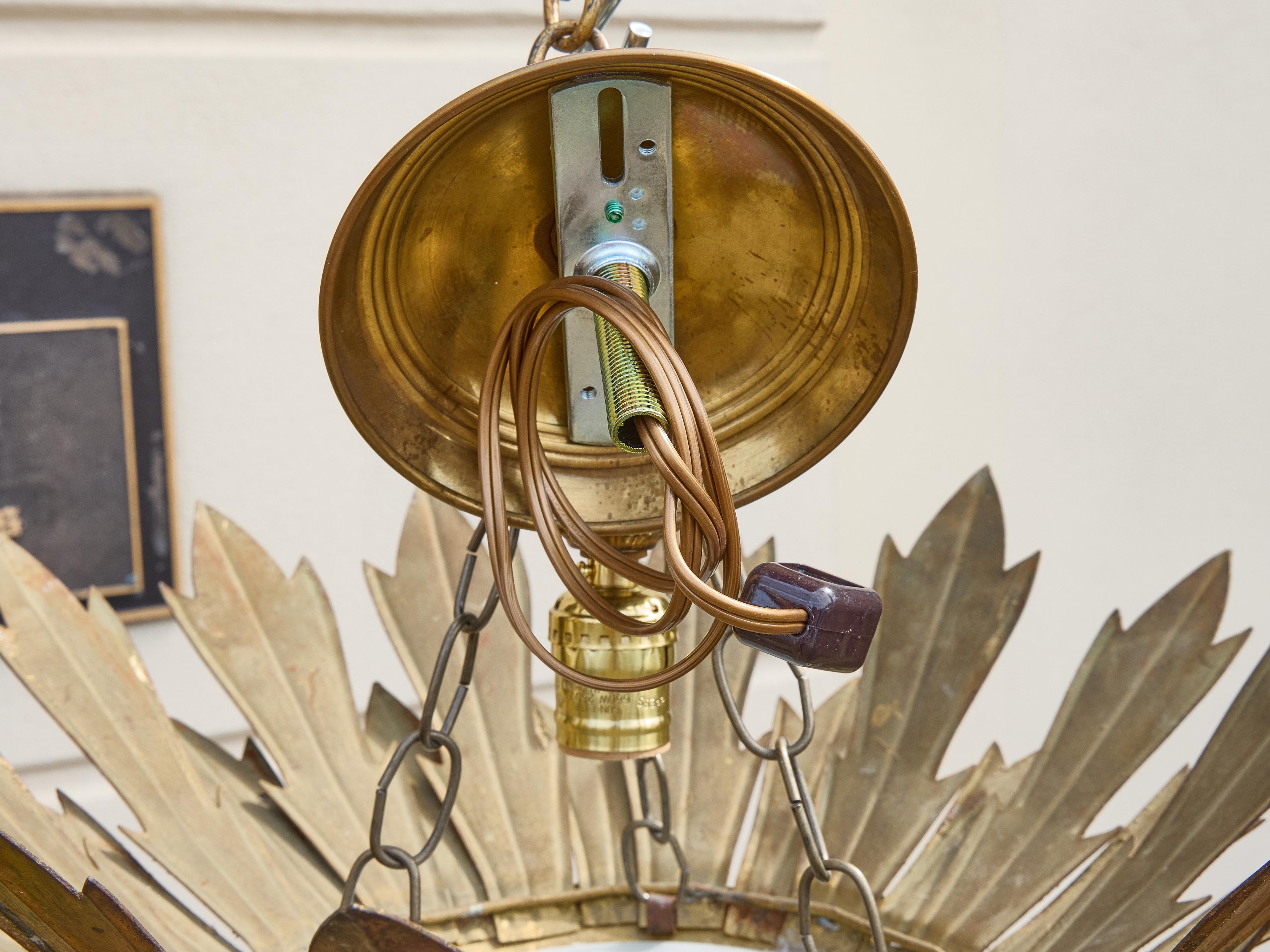 Dépoli Pendentif couronne en métal doré espagnol du milieu du siècle avec diffuseur en verre dépoli en vente