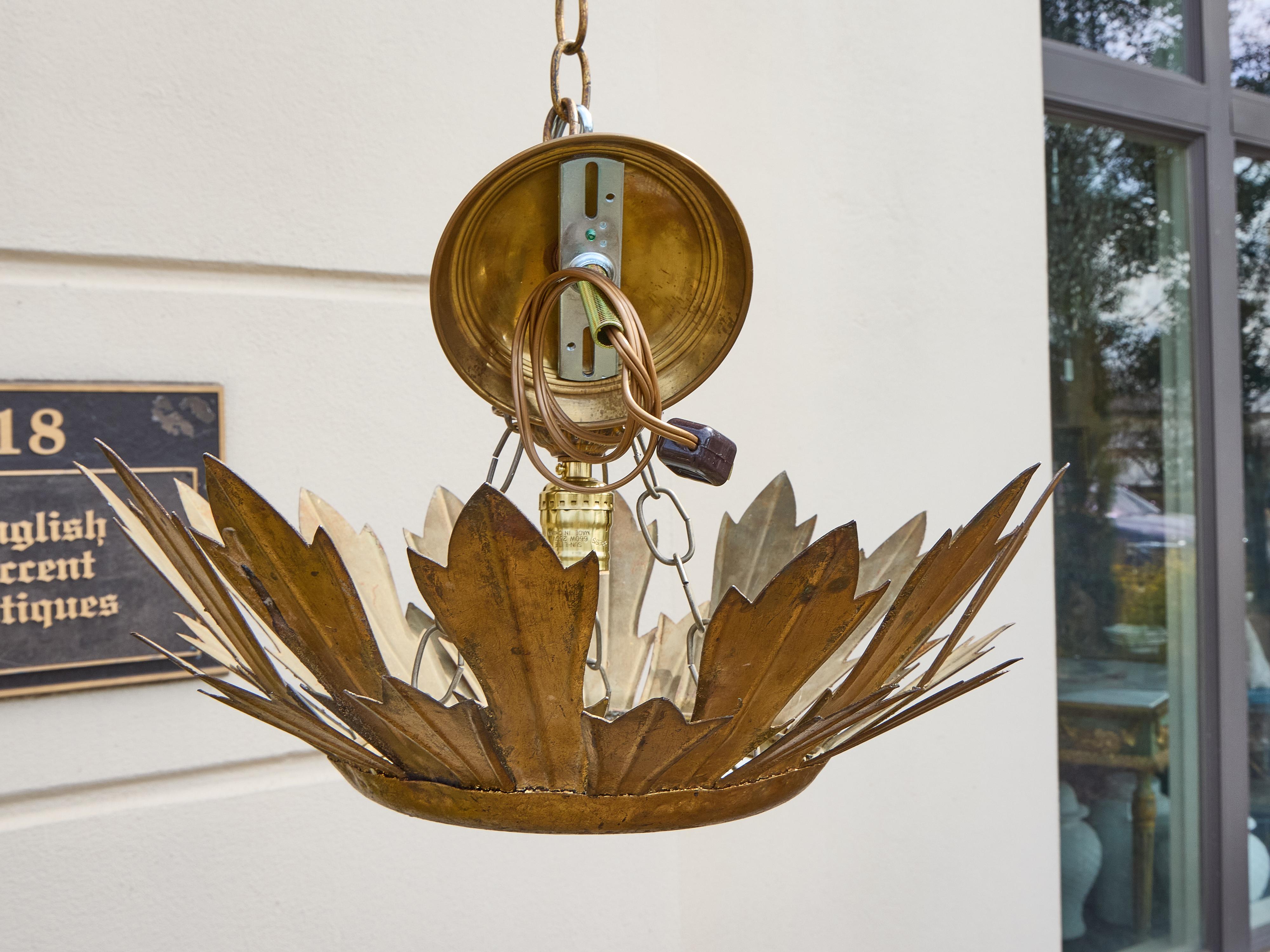 Pendentif couronne en métal doré espagnol du milieu du siècle avec diffuseur en verre dépoli Bon état - En vente à Atlanta, GA