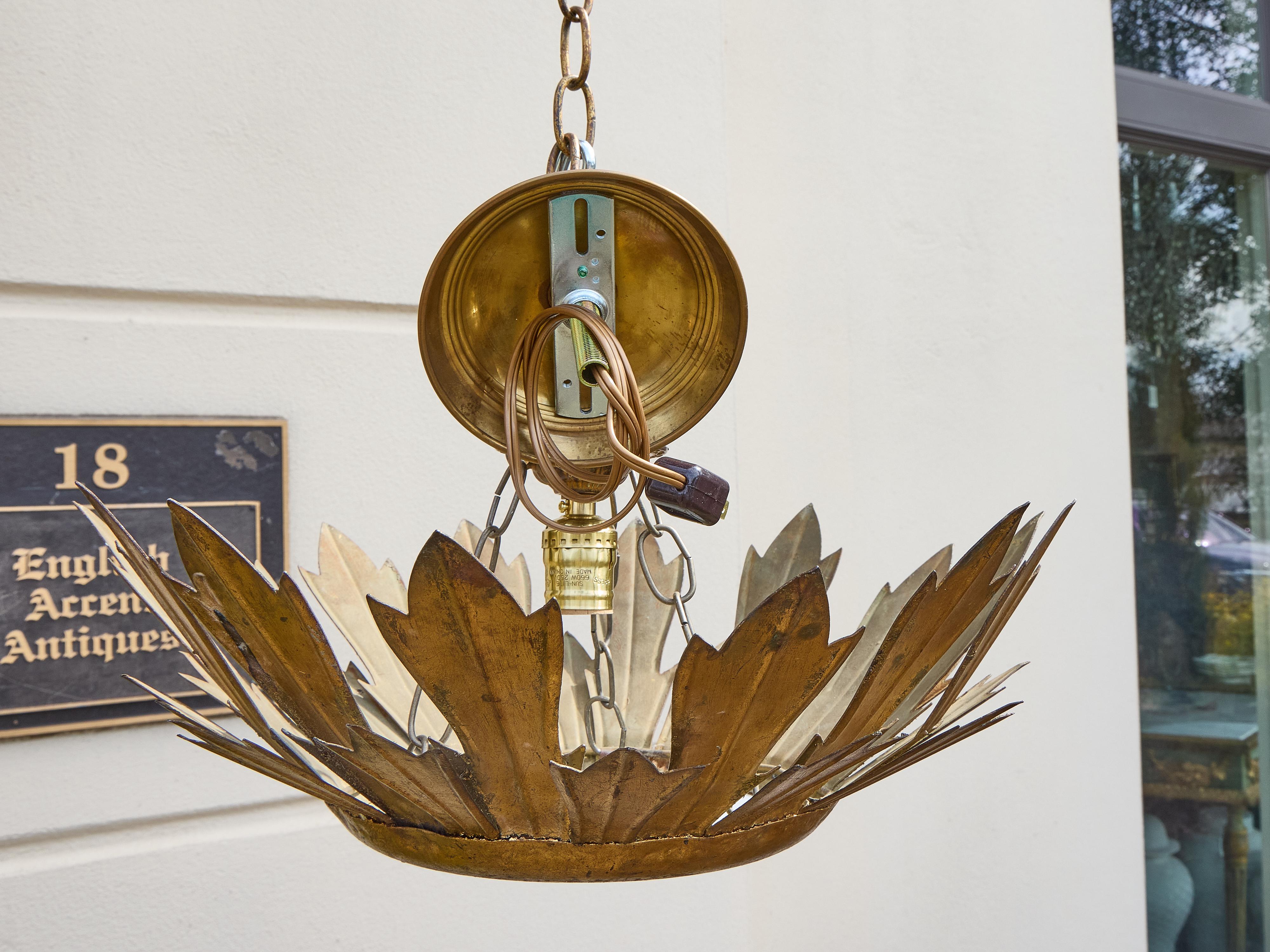 20ième siècle Pendentif couronne en métal doré espagnol du milieu du siècle avec diffuseur en verre dépoli en vente