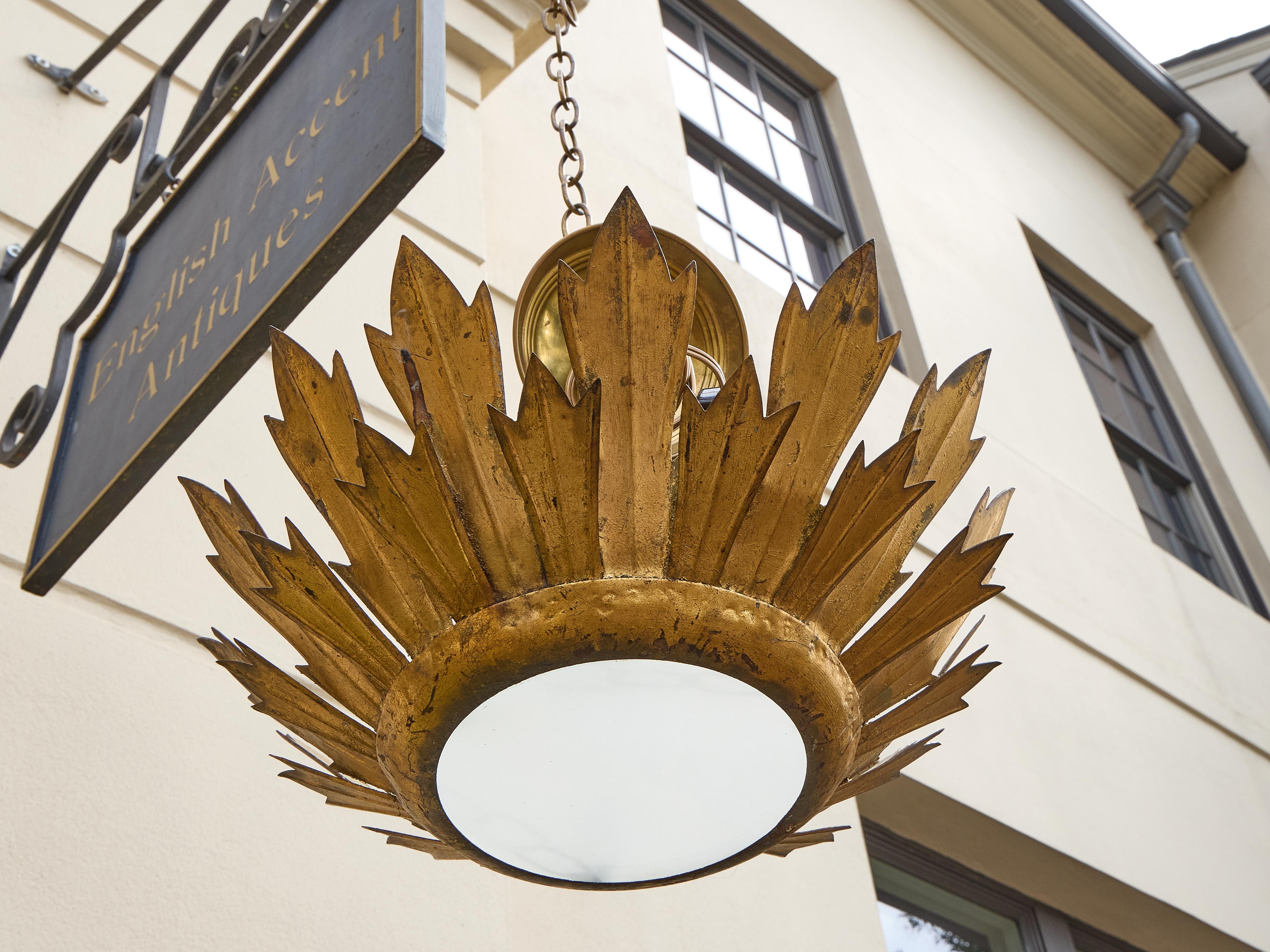 Pendentif couronne en métal doré espagnol du milieu du siècle avec diffuseur en verre dépoli en vente 1