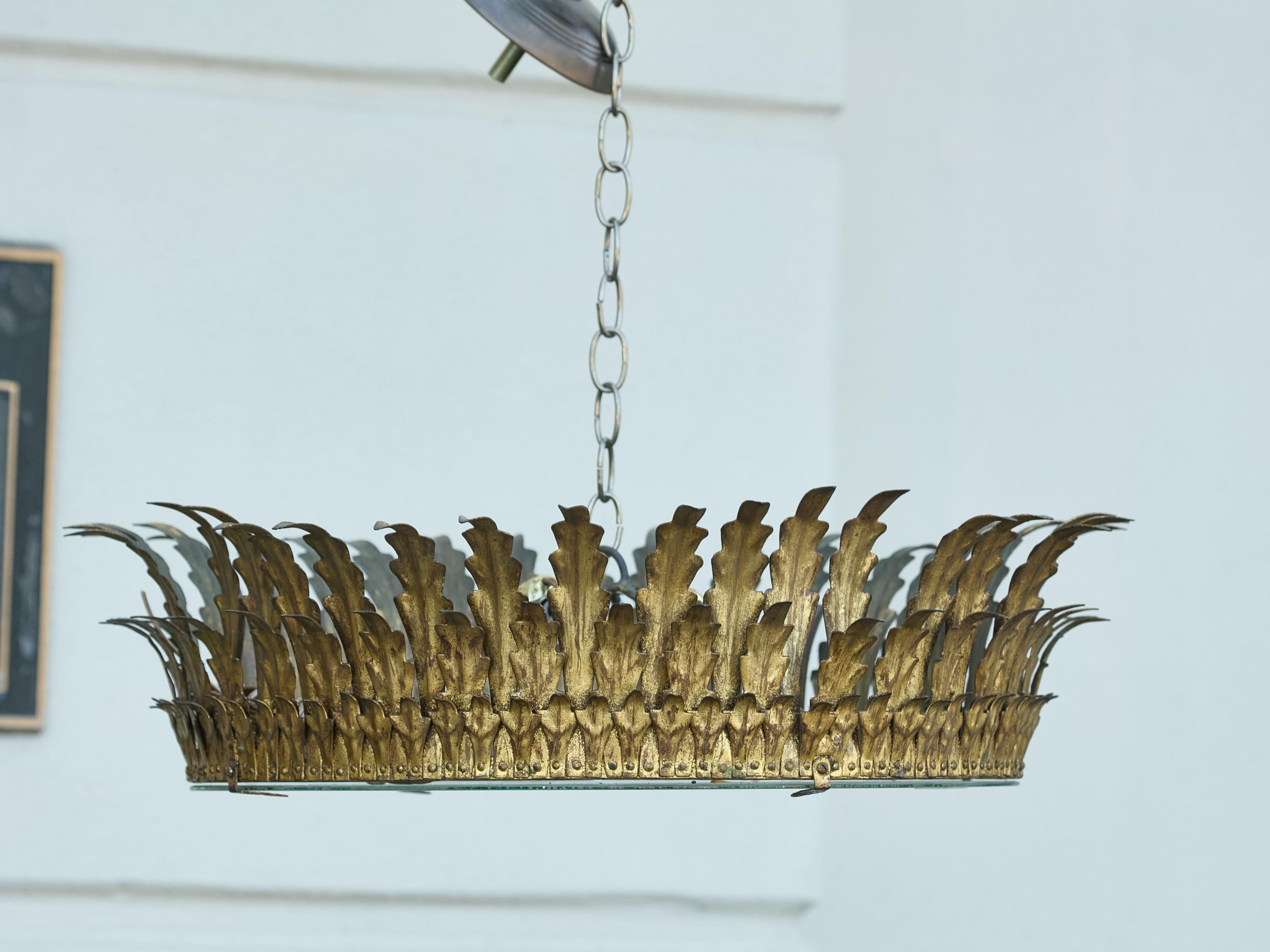 Lampadario a corona semi-flush in metallo dorato del Medioevo spagnolo con fogliame a strati in vendita 7