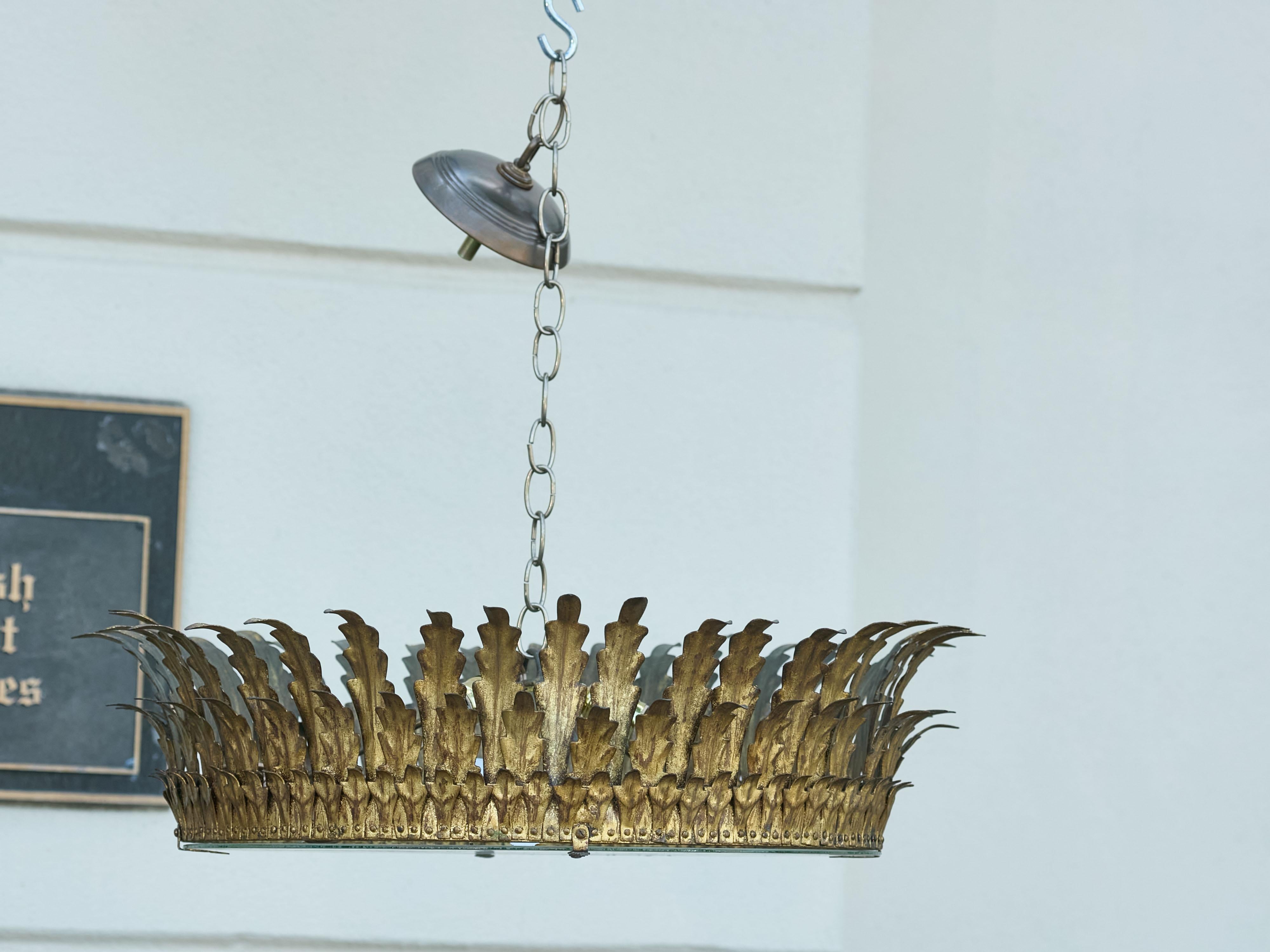 Lampadario a corona semi-flush in metallo dorato spagnolo del periodo del Midcentury, con decorazioni a fogliame su tre livelli e lampadine Edison. Questo straordinario lampadario a corona semi-flush in metallo dorato spagnolo, risalente al periodo