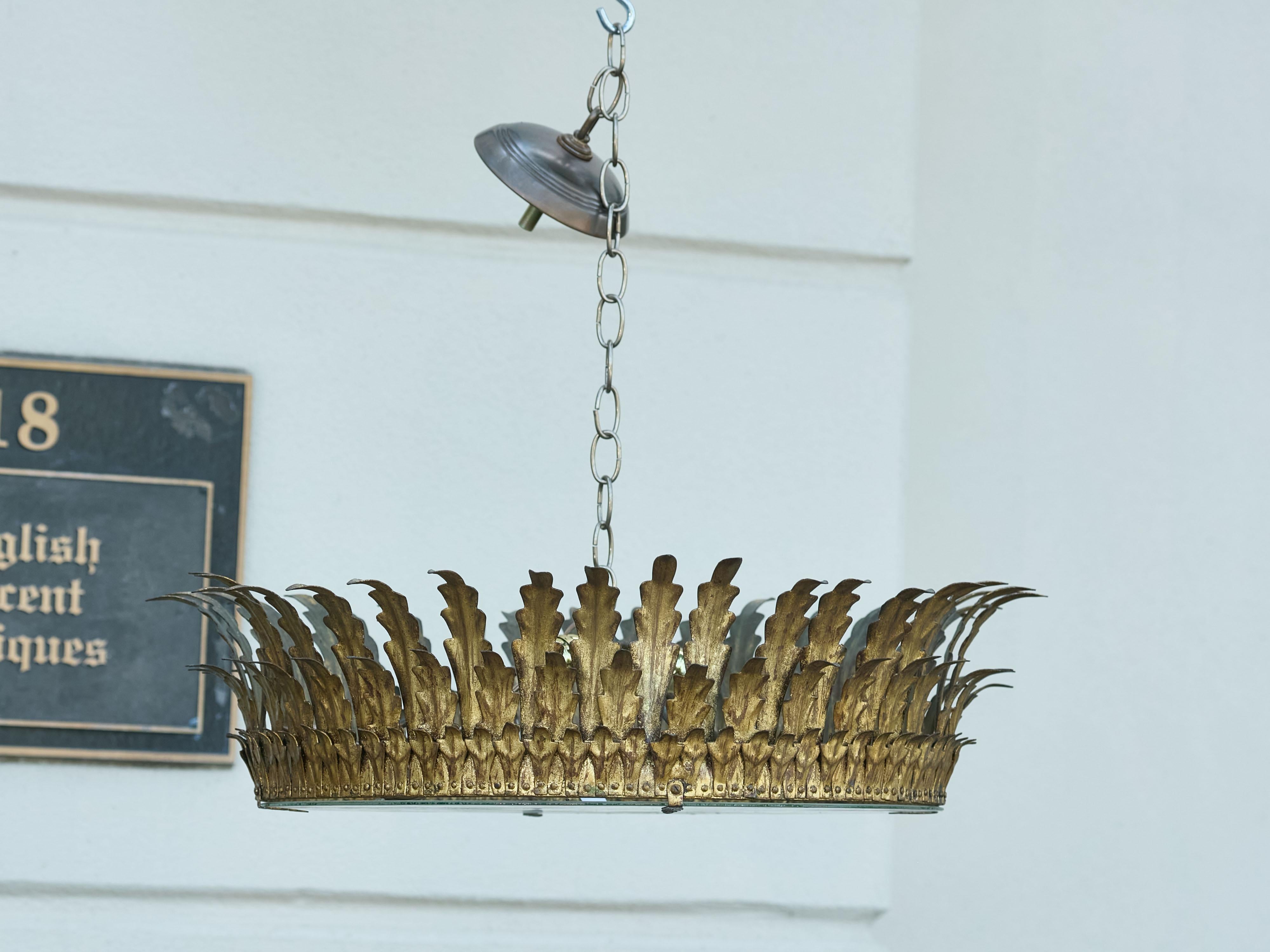 Spagnolo Lampadario a corona semi-flush in metallo dorato del Medioevo spagnolo con fogliame a strati in vendita