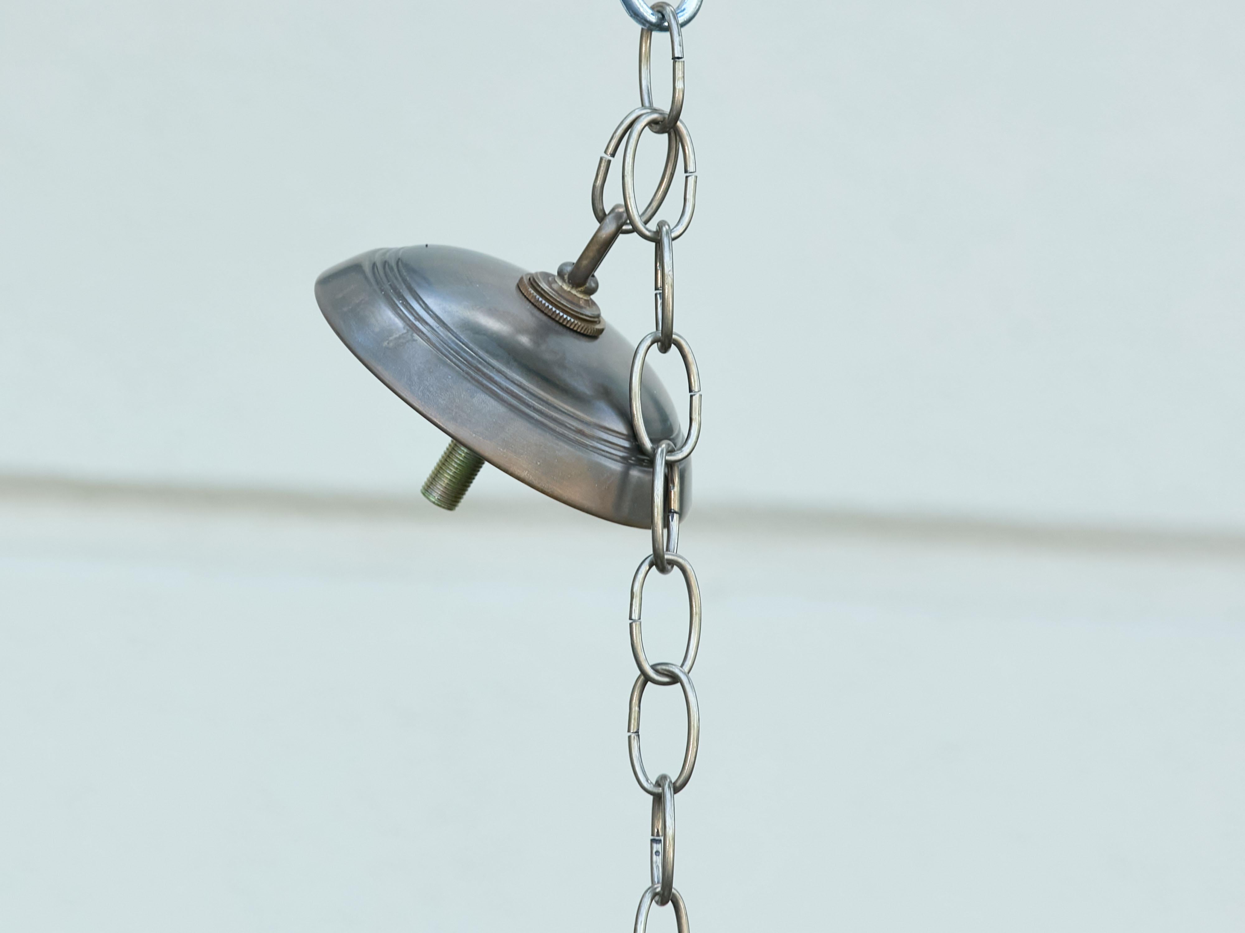 Lampadario a corona semi-flush in metallo dorato del Medioevo spagnolo con fogliame a strati In condizioni buone in vendita a Atlanta, GA
