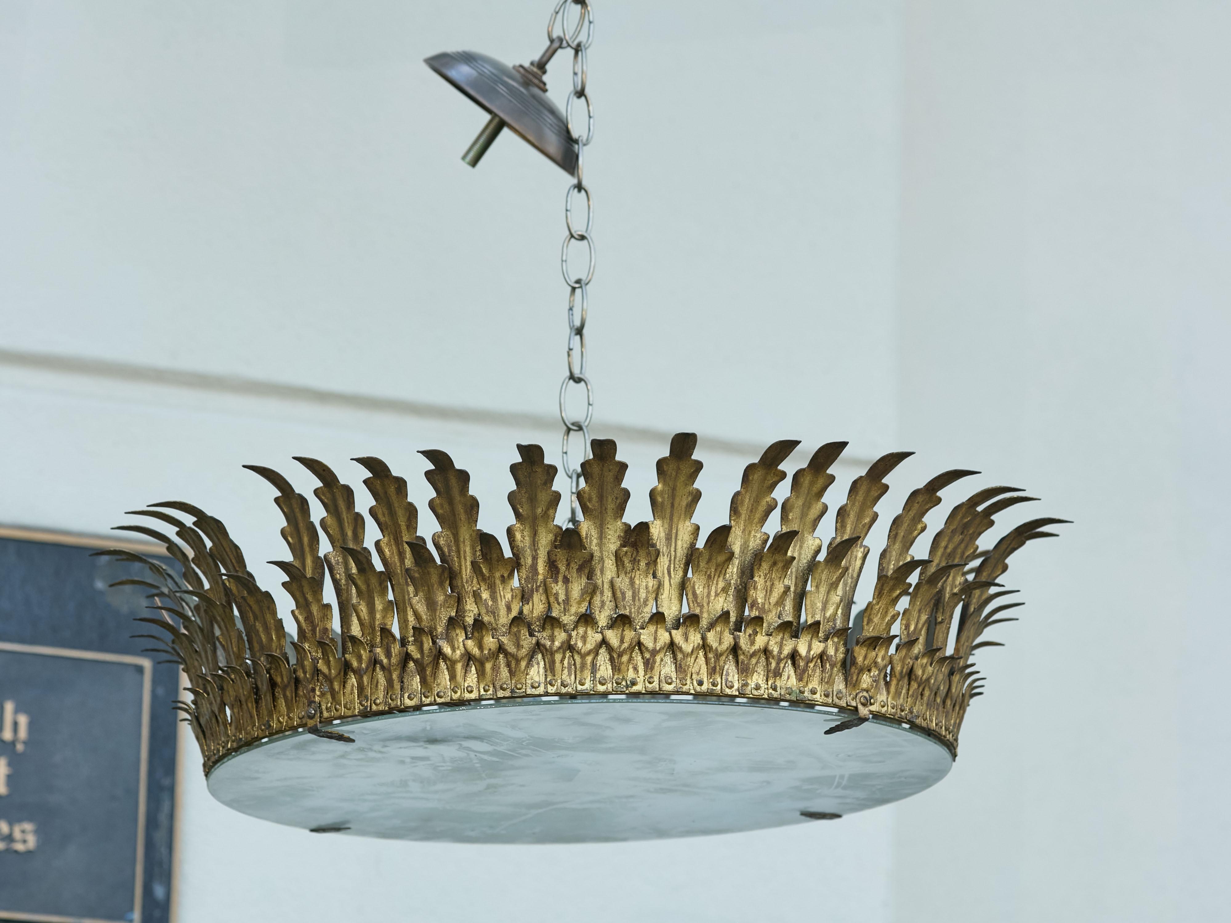 XX secolo Lampadario a corona semi-flush in metallo dorato del Medioevo spagnolo con fogliame a strati in vendita