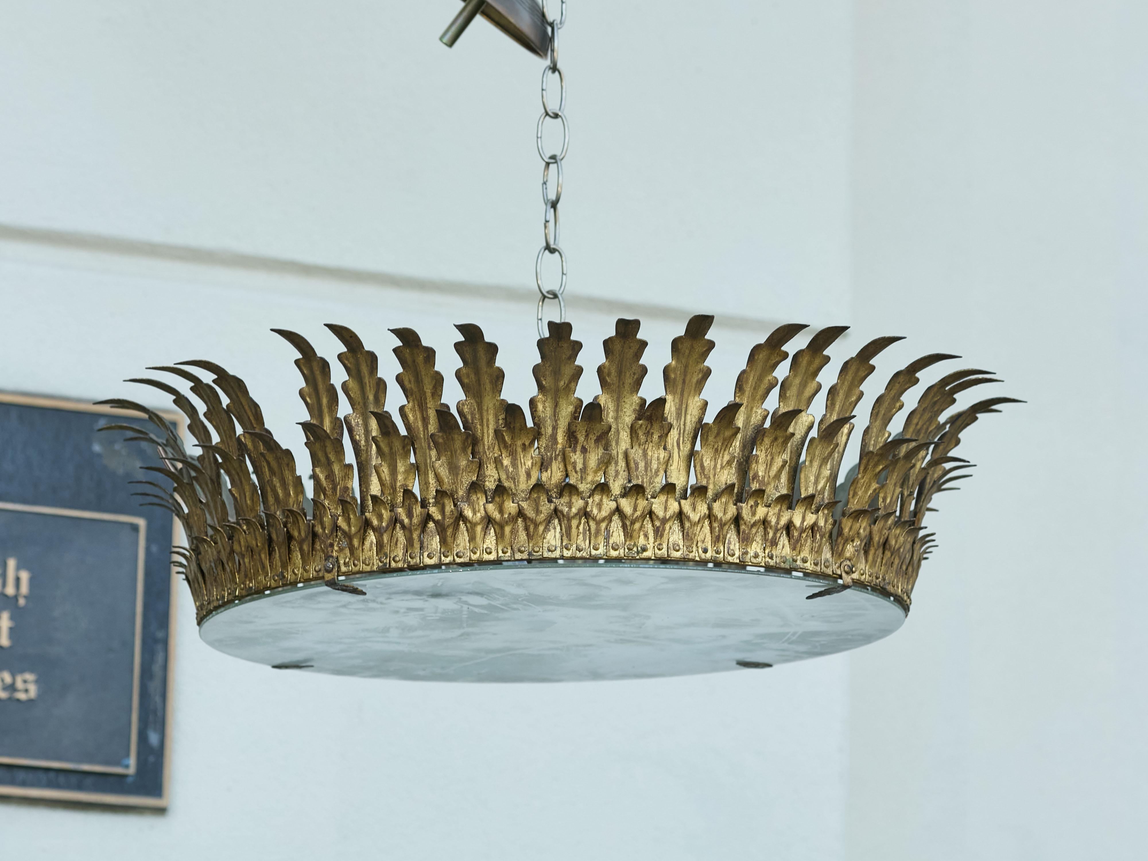Metallo Lampadario a corona semi-flush in metallo dorato del Medioevo spagnolo con fogliame a strati in vendita