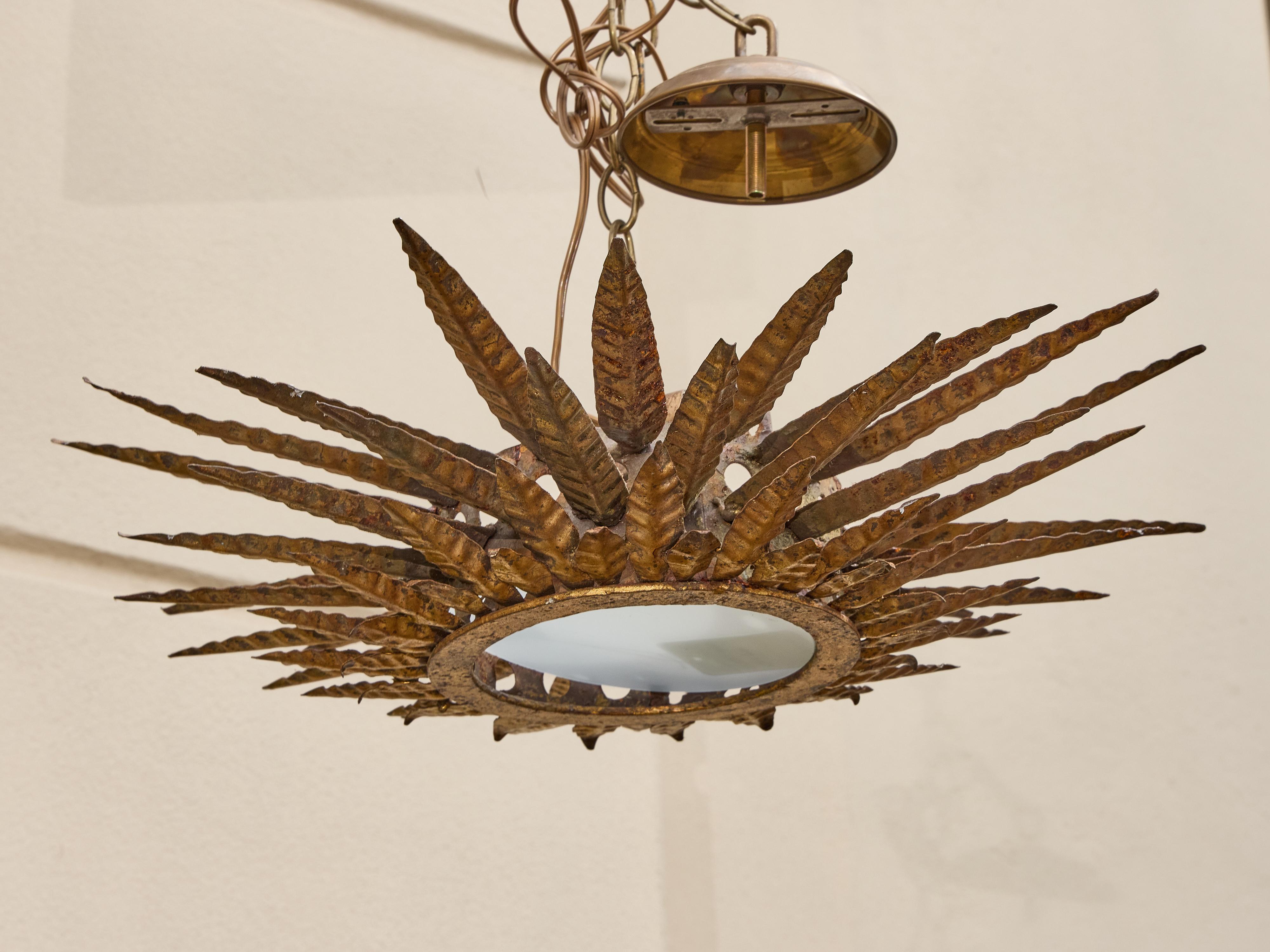 Mid-Century moderno Lampadario spagnolo a raggiera in metallo dorato del Medioevo con vetro smerigliato in vendita