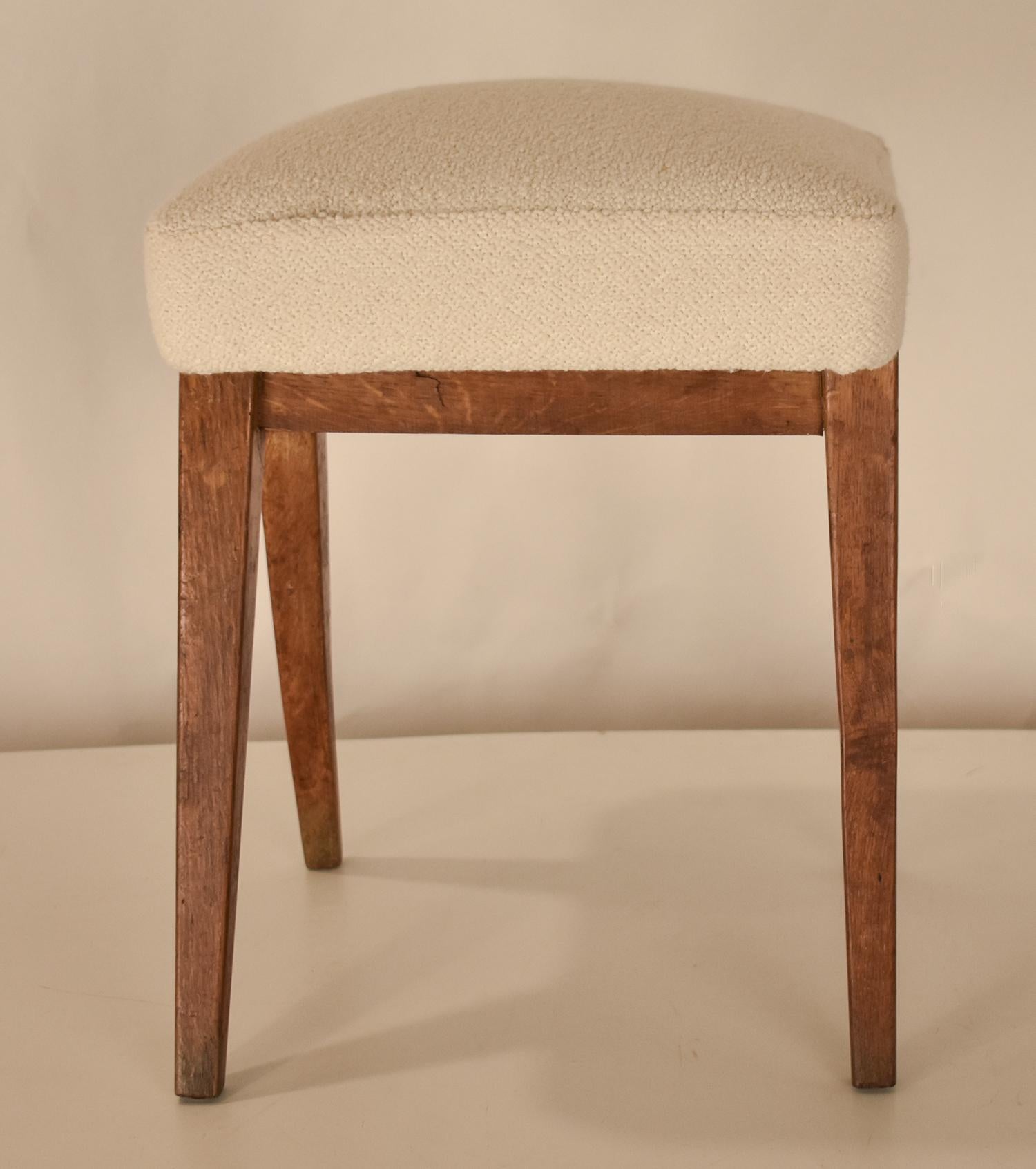 Spanish midcentury stool in oak wood and white textile.1960's In Good Condition In Barcelona, Cataluna