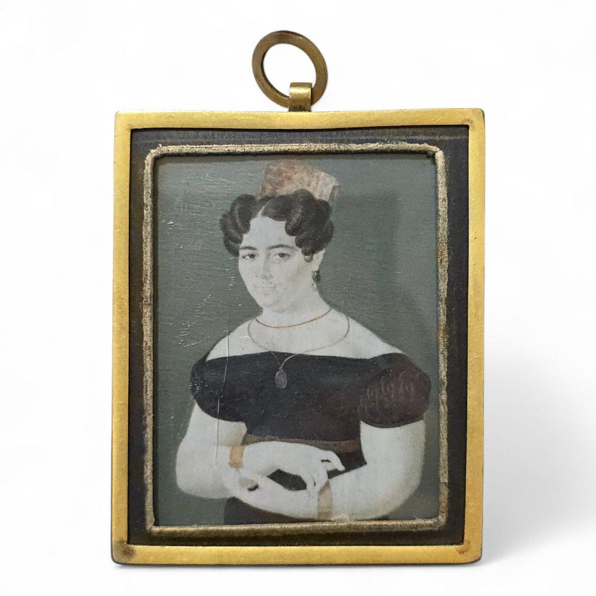 Délicate miniature du 19e siècle représentant une dame espagnole, peinte avec beaucoup de précision et de détails. L'œuvre reflète l'esthétique romantique de l'époque, avec une attention particulière portée au visage, aux vêtements et à l'expression