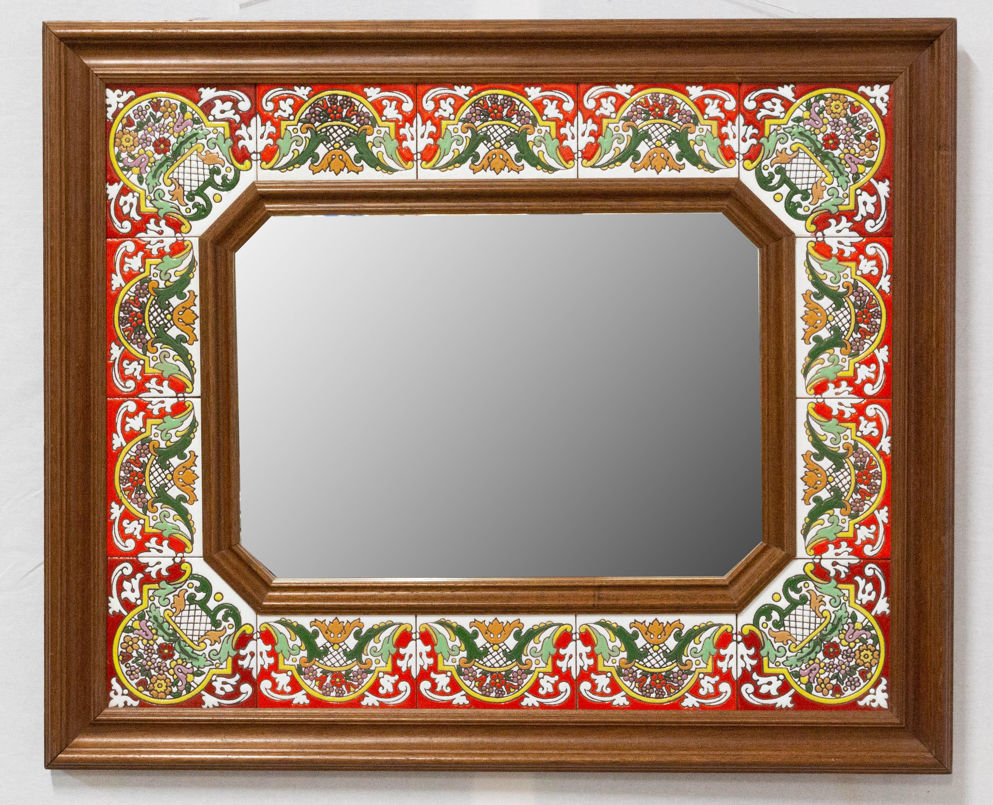 Mirror with faience, Spanish, circa 1970.

For shipping:
71/86/3.5cm 8 kg.