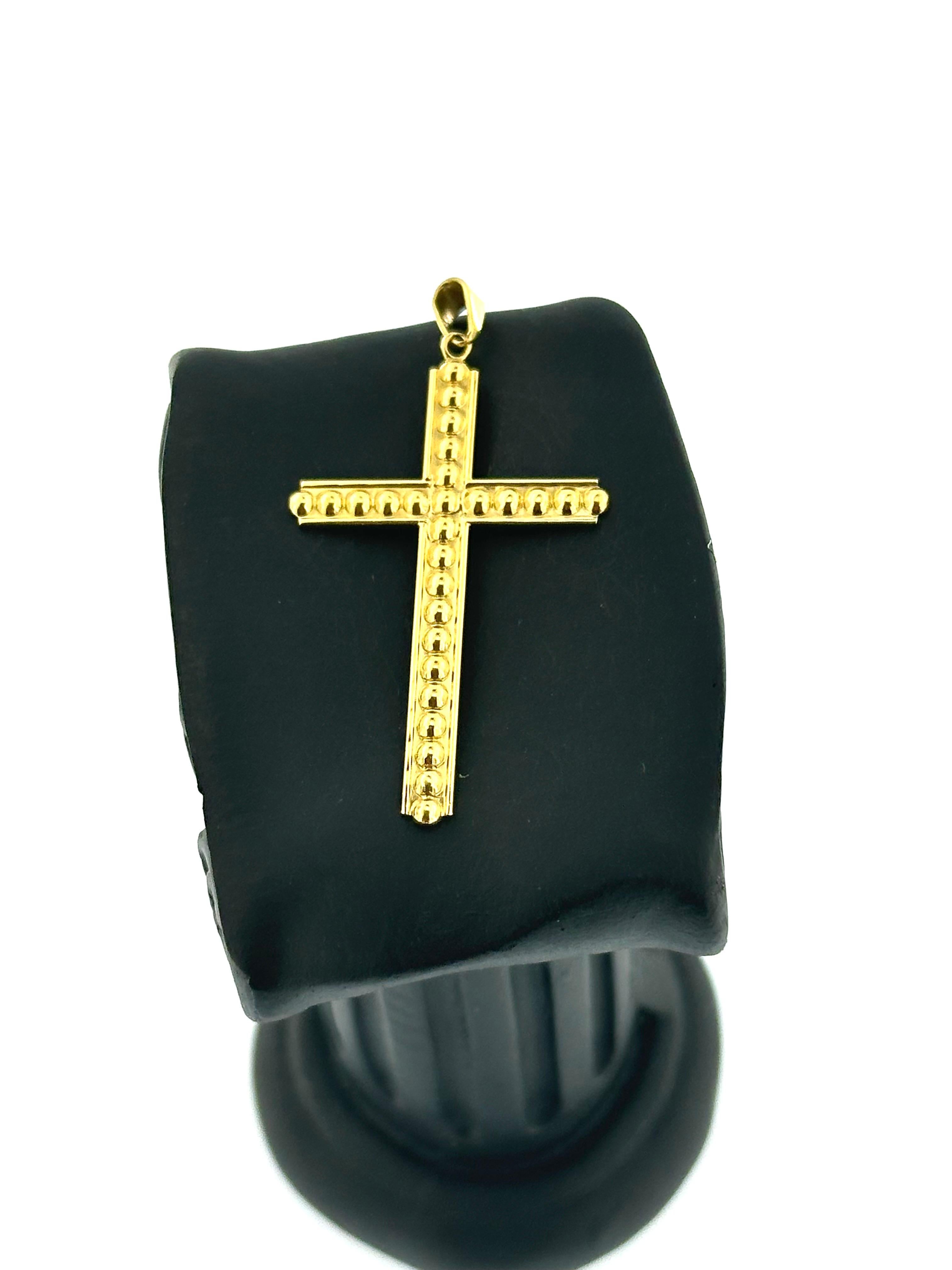 Cette croix bulle moderne espagnole est une pièce unique et attrayante réalisée en or jaune 18 carats. Le pendentif présente un design 