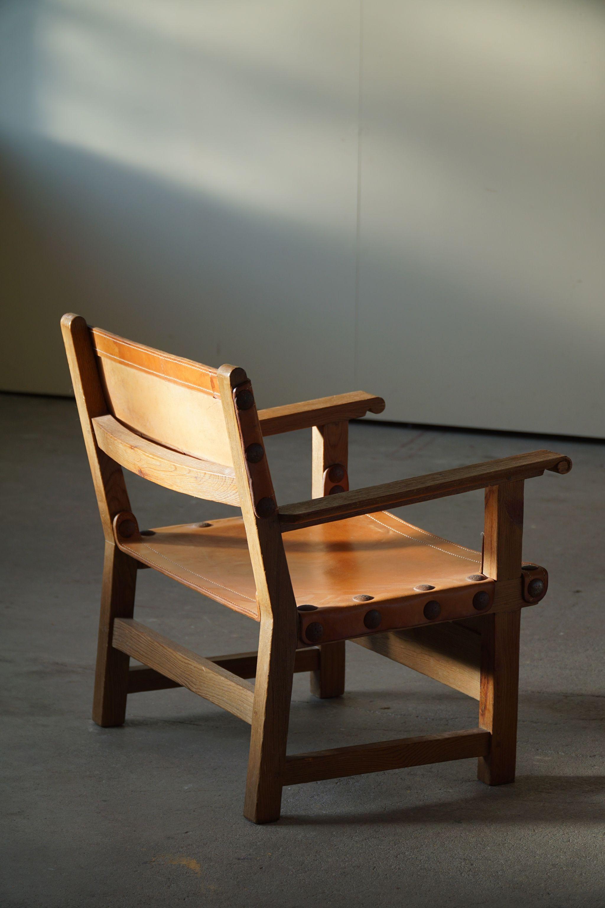 20ième siècle Paire de fauteuils brutalistes espagnols modernes en chêne et cuir cognac, années 1960 en vente