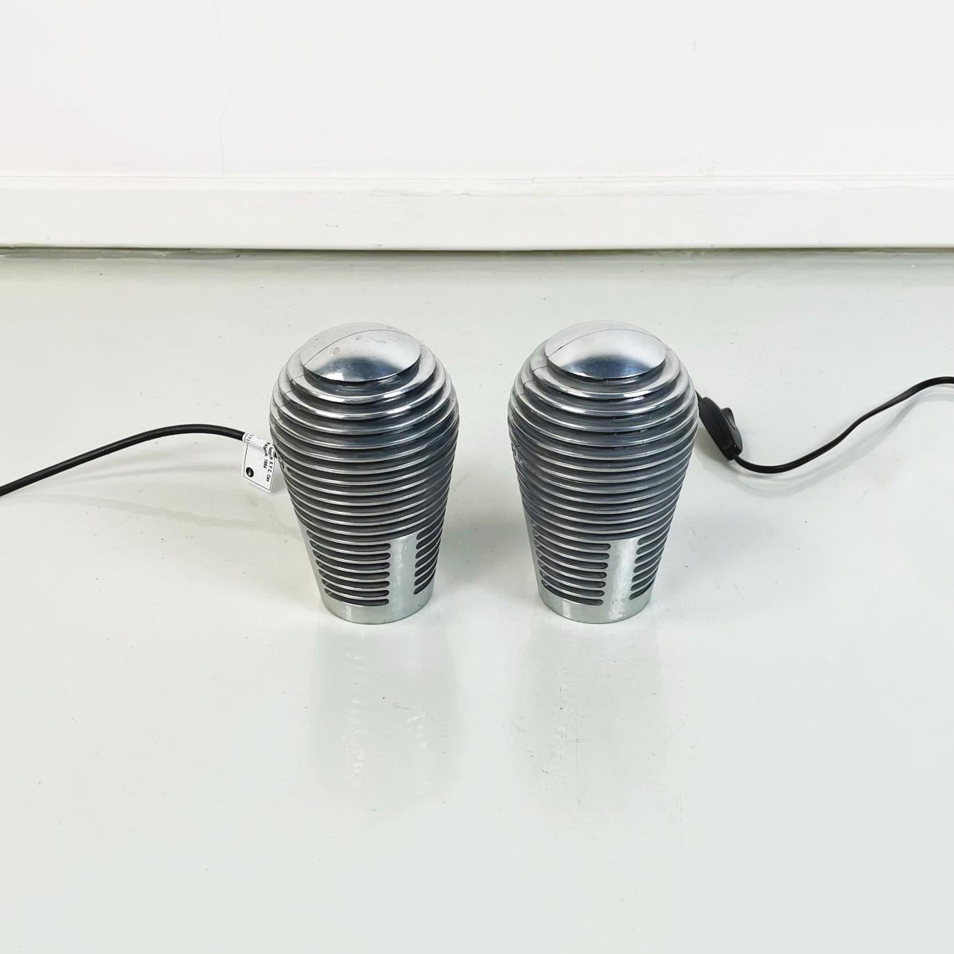 Spanisch moderne Metall Tischlampen mod. Zen  von S.Y.O. Devesa für Metalarte, 1984
Paar von Tischlampen mod. Zen mit einer unregelmäßigen Form und einem runden Sockel aus verchromtem Metall.
Produziert von Metalarte in den 1980er Jahren und