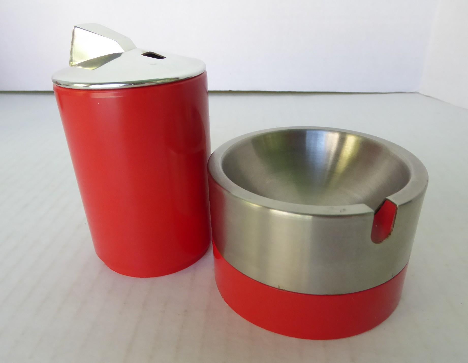   Diseñados en 1967 por André Ricard para Flamegas S. A., el cenicero OSLO y el mechero MINISTER tienen un estilo minimalista/ POP.  El cenicero OSLO, con cazoleta de acero inoxidable y cuerpo de plástico rojo, y el encendedor MINISTER, con tapa
