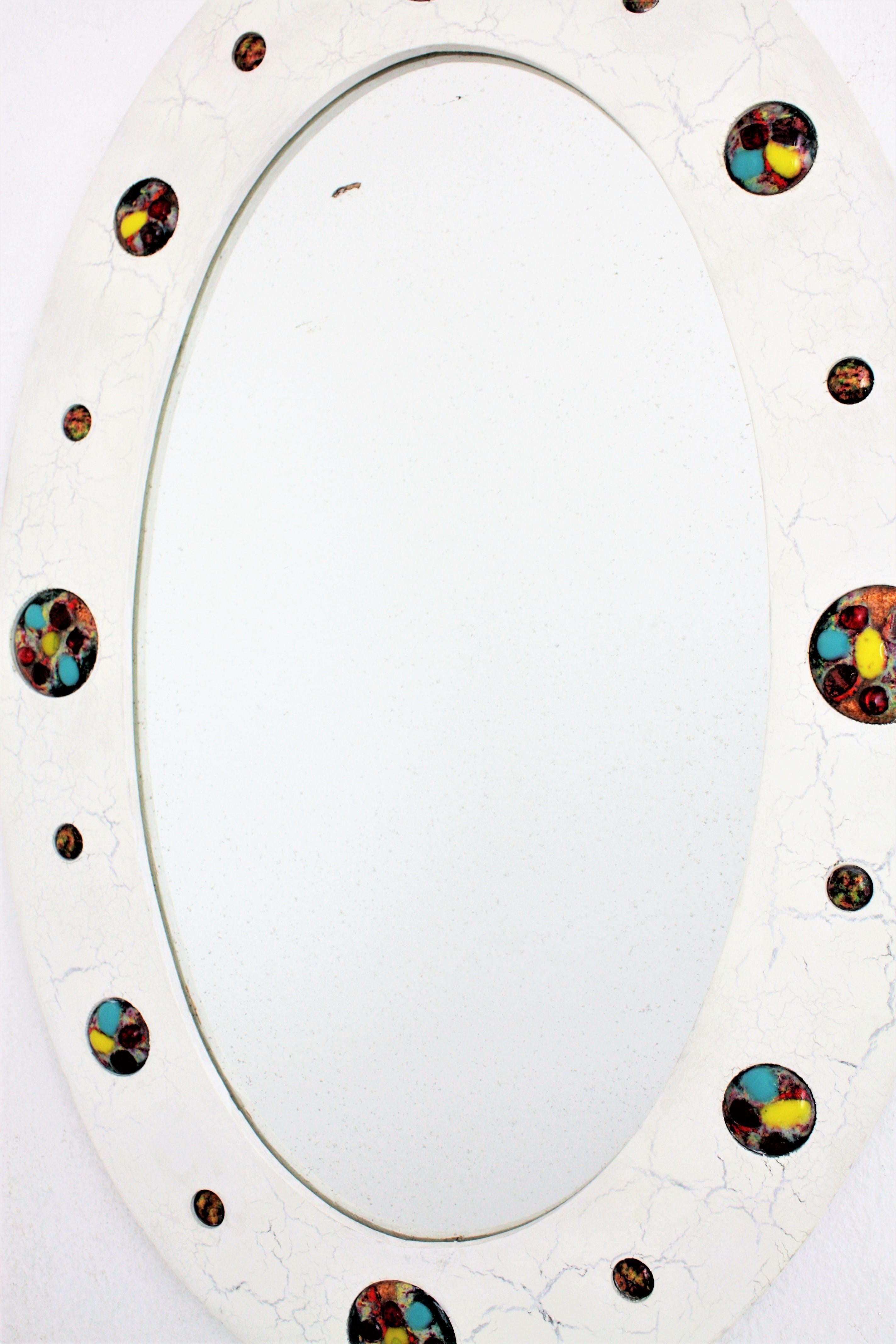 Ovaler Wandspiegel mit mehrfarbigen Emaille-Dekorationen, 1960er Jahre (Patiniert) im Angebot