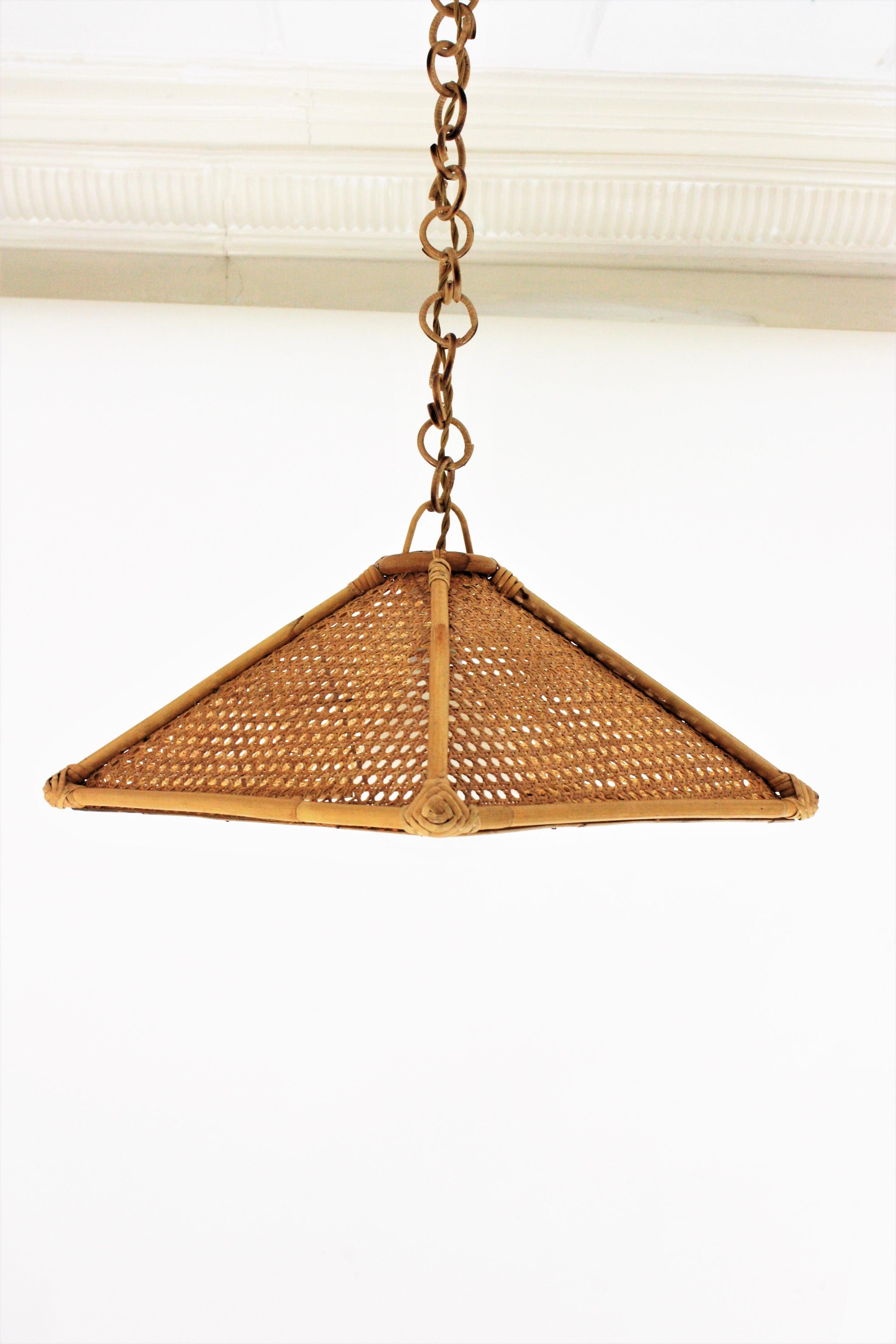 Ciondolo a sospensione trapezoidale moderno spagnolo in rattan e vimini in vendita 6