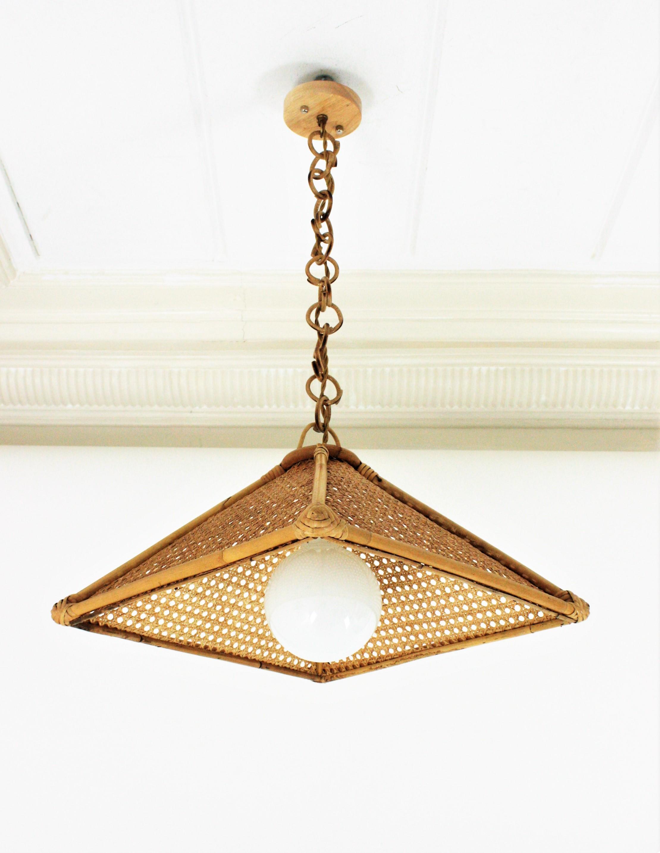 Spanish Modern Rattan and Wicker Wire Trapezoid Pendant Hanging Light, 1960s In Good Condition For Sale In Barcelona, ES