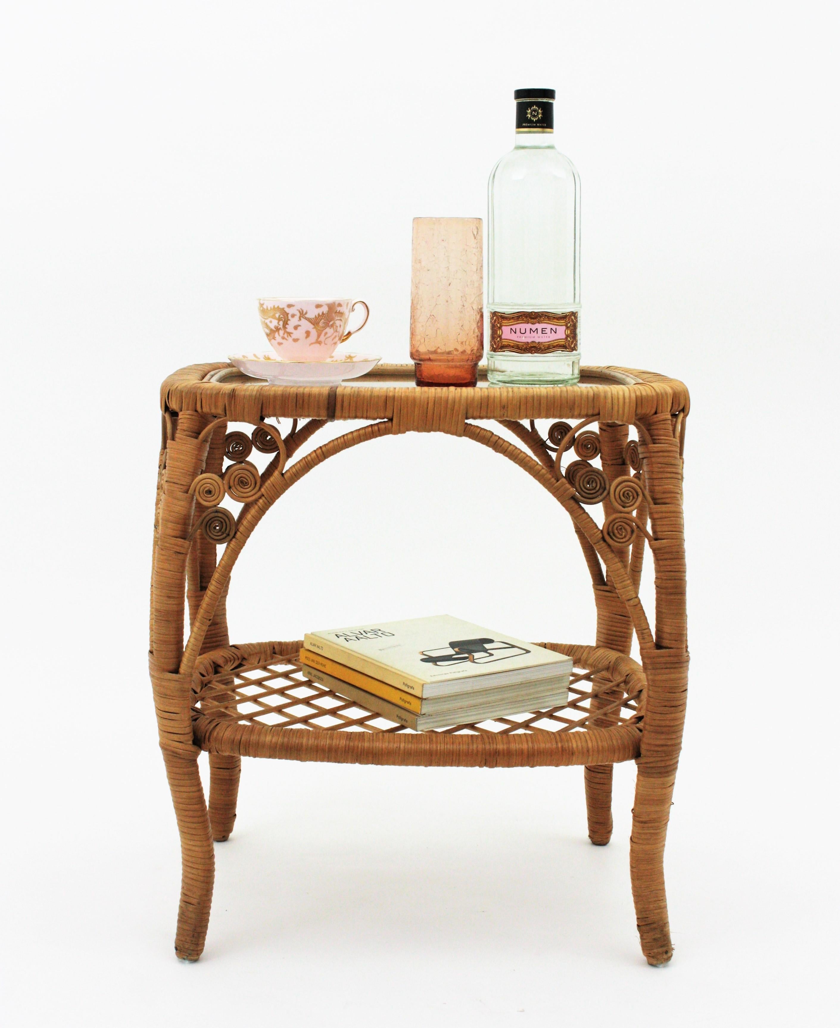 Spanish Nightstand Table , Rattan, Wicker, 1960s
Lovely wicker and rattan side table / bedside table / night stand / drinks table with filigree peacock details and glass top,
This table has a beautiful artistic filigree peacock and scrolled