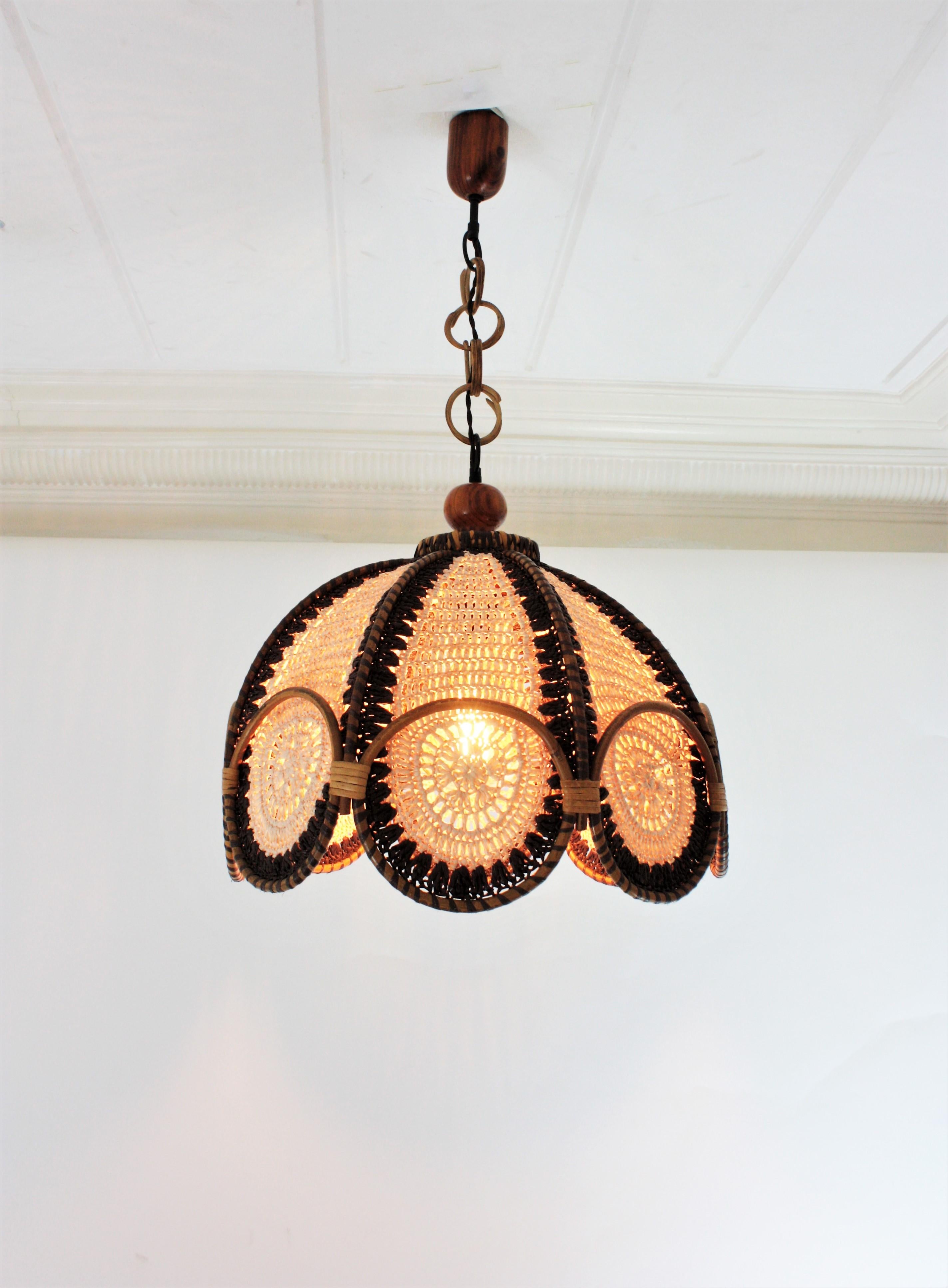 Lampada a sospensione grande in macramè beige marrone modernista spagnola con anelli in rattan in vendita 4