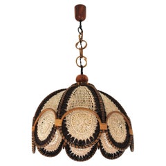 Lampe pendante en macramé beige et marron avec anneaux en rotin, de style moderniste espagnol