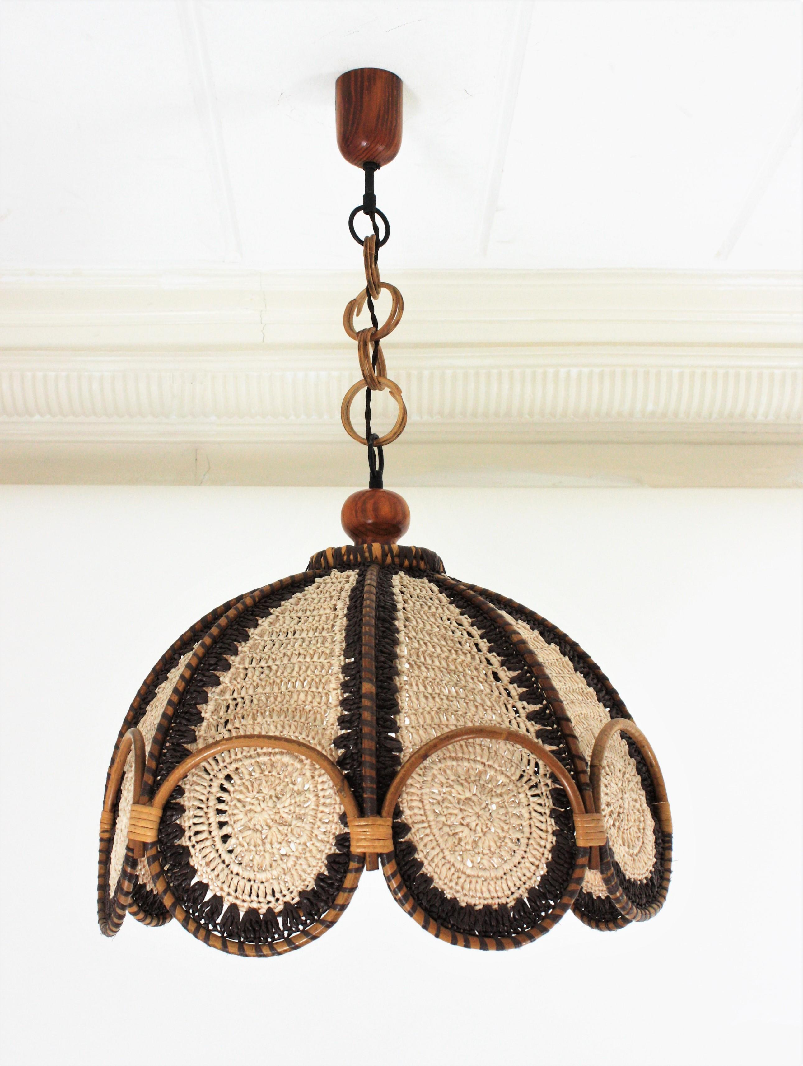 Spanish Modernist Beige Brown Macramé Large Pendant Lamp with Rattan Rings In Good Condition For Sale In Barcelona, ES