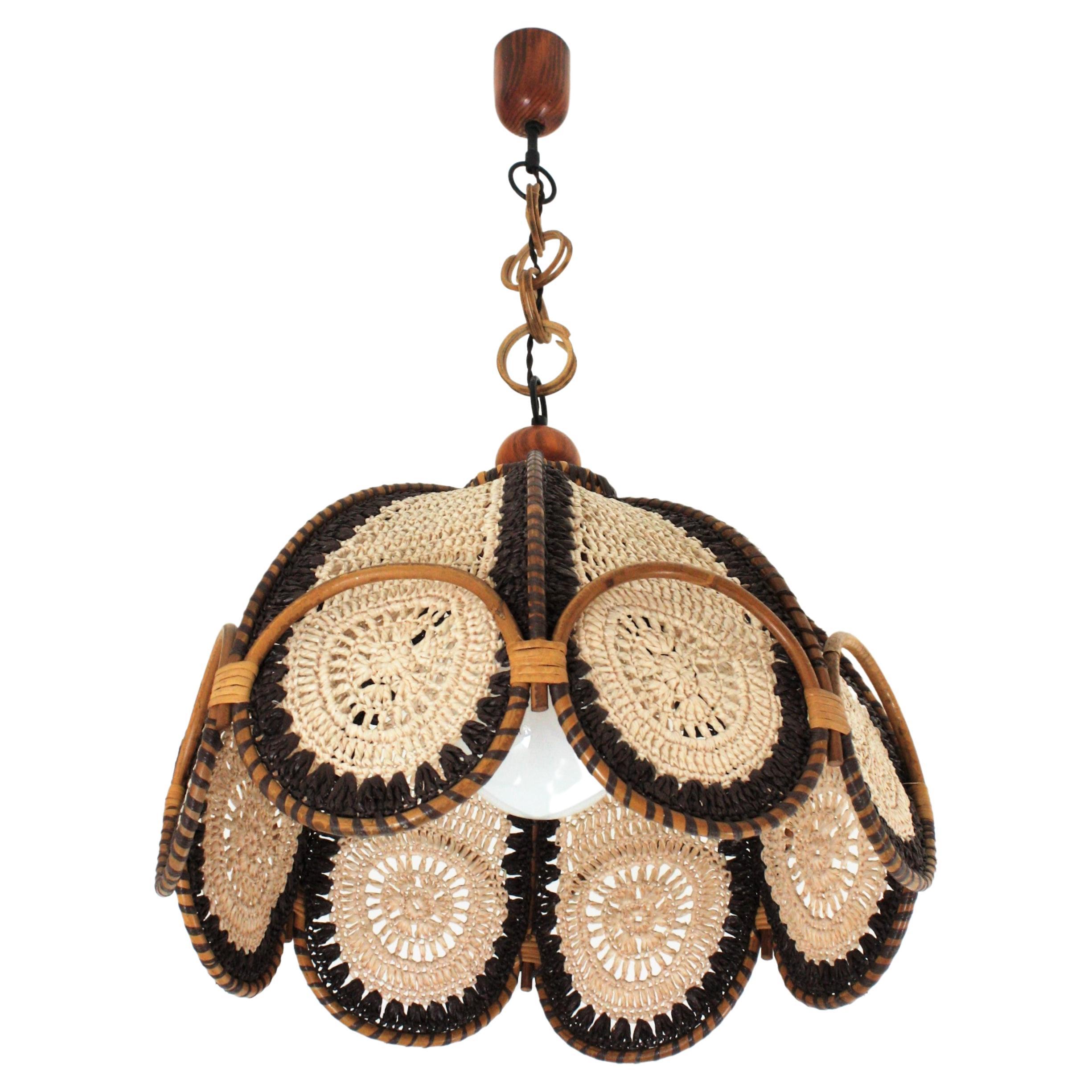 Lampe pendante en macramé beige et marron avec anneaux en rotin, de style moderniste espagnol