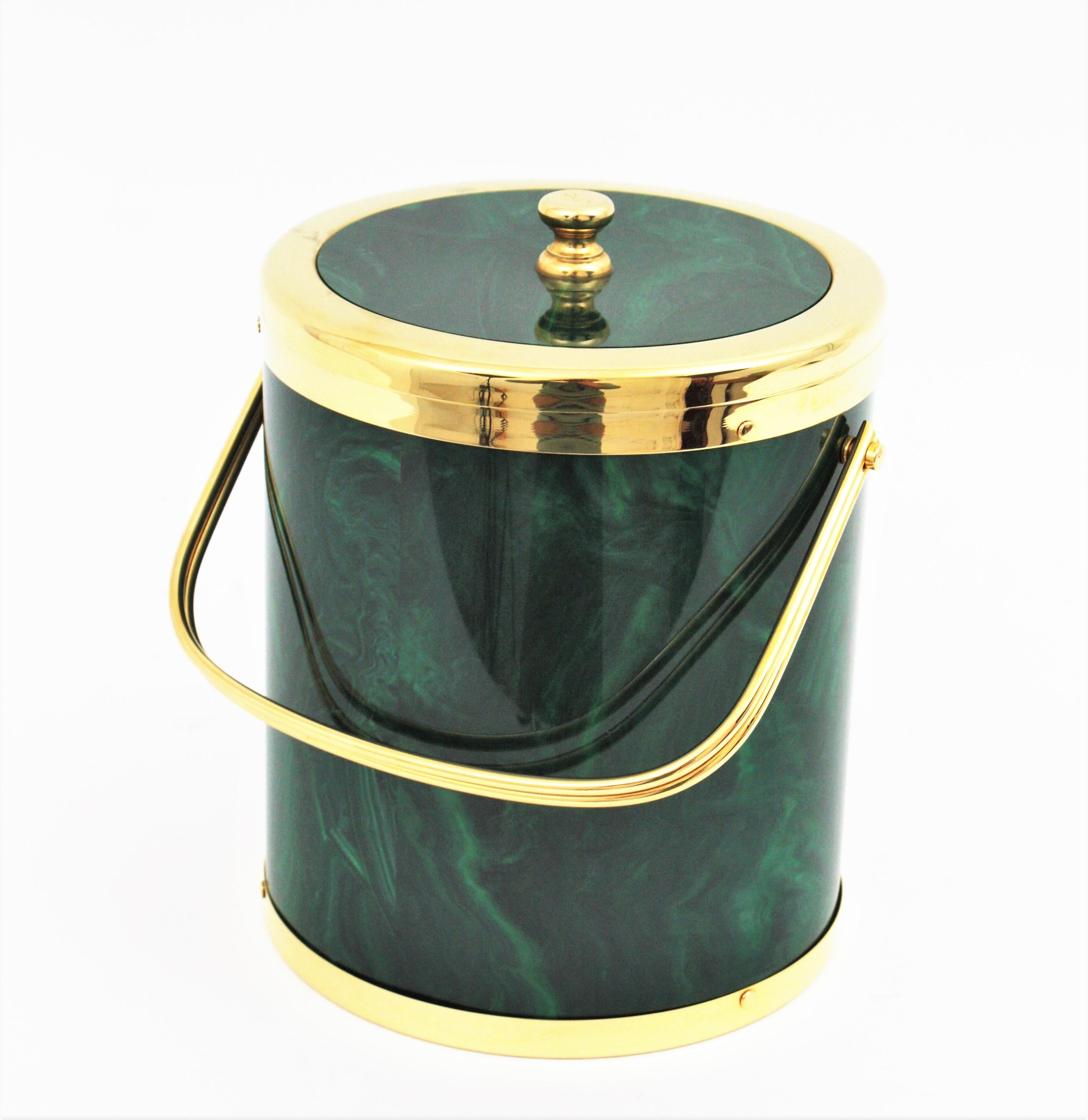 Beautiful Mid-Century Modern ice container made in faux malachite lucite and brass, Spain, 1960s.
A pair of faux malachite and brass ice tongs completes the set.
The interior of the ice bucket is made in aluminium.
This set will be a nice