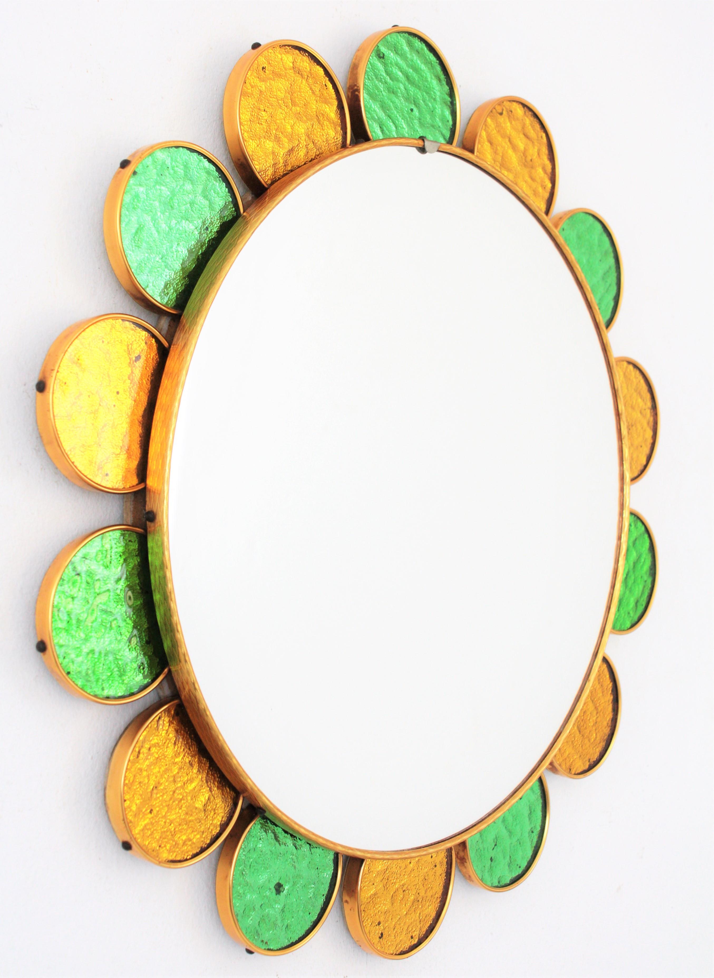 Mid-Century moderno Specchio a raggiera con fiori spagnoli, cornice con petali di vetro verdi e dorati in vendita