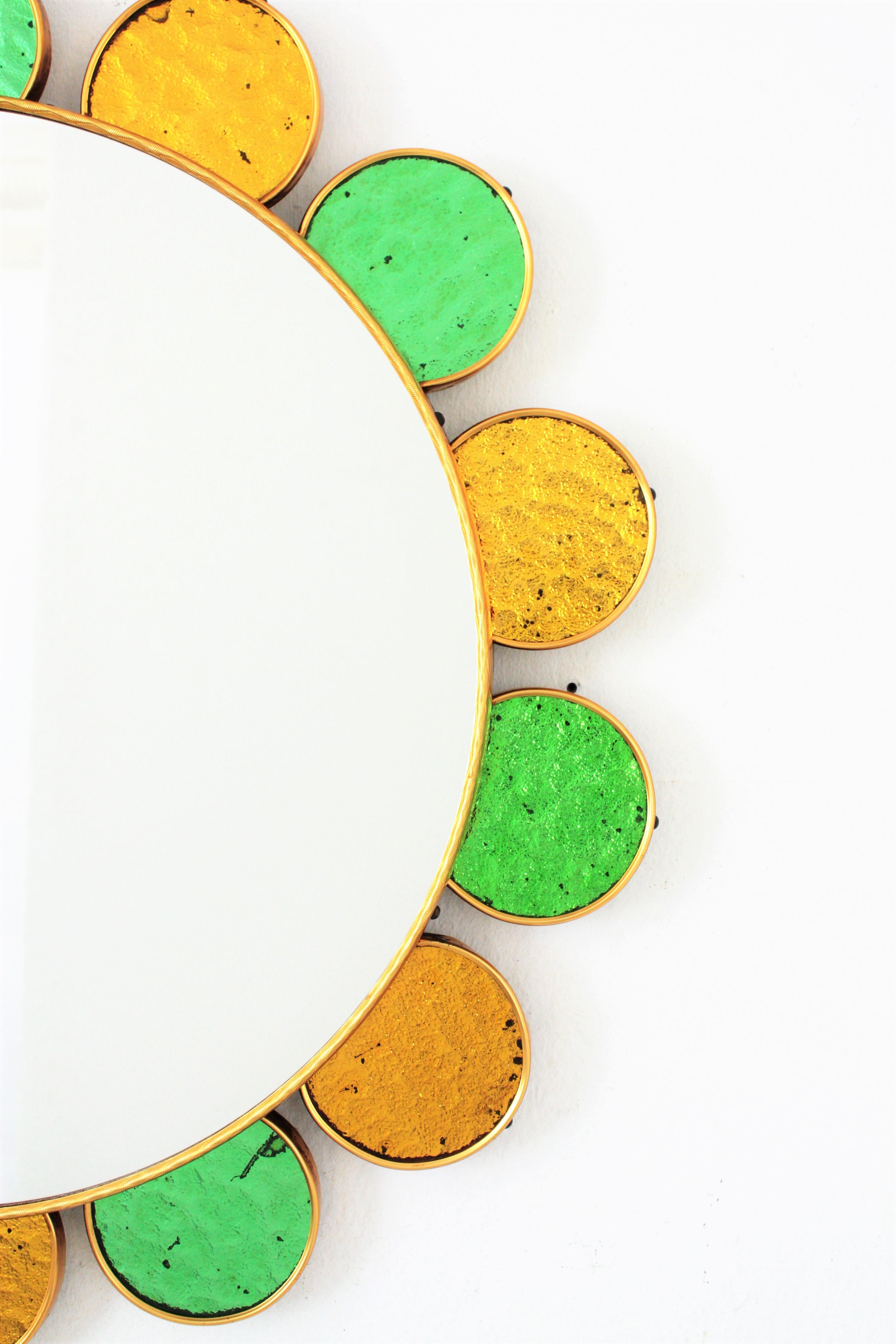 Ottone Specchio a raggiera con fiori spagnoli, cornice con petali di vetro verdi e dorati in vendita