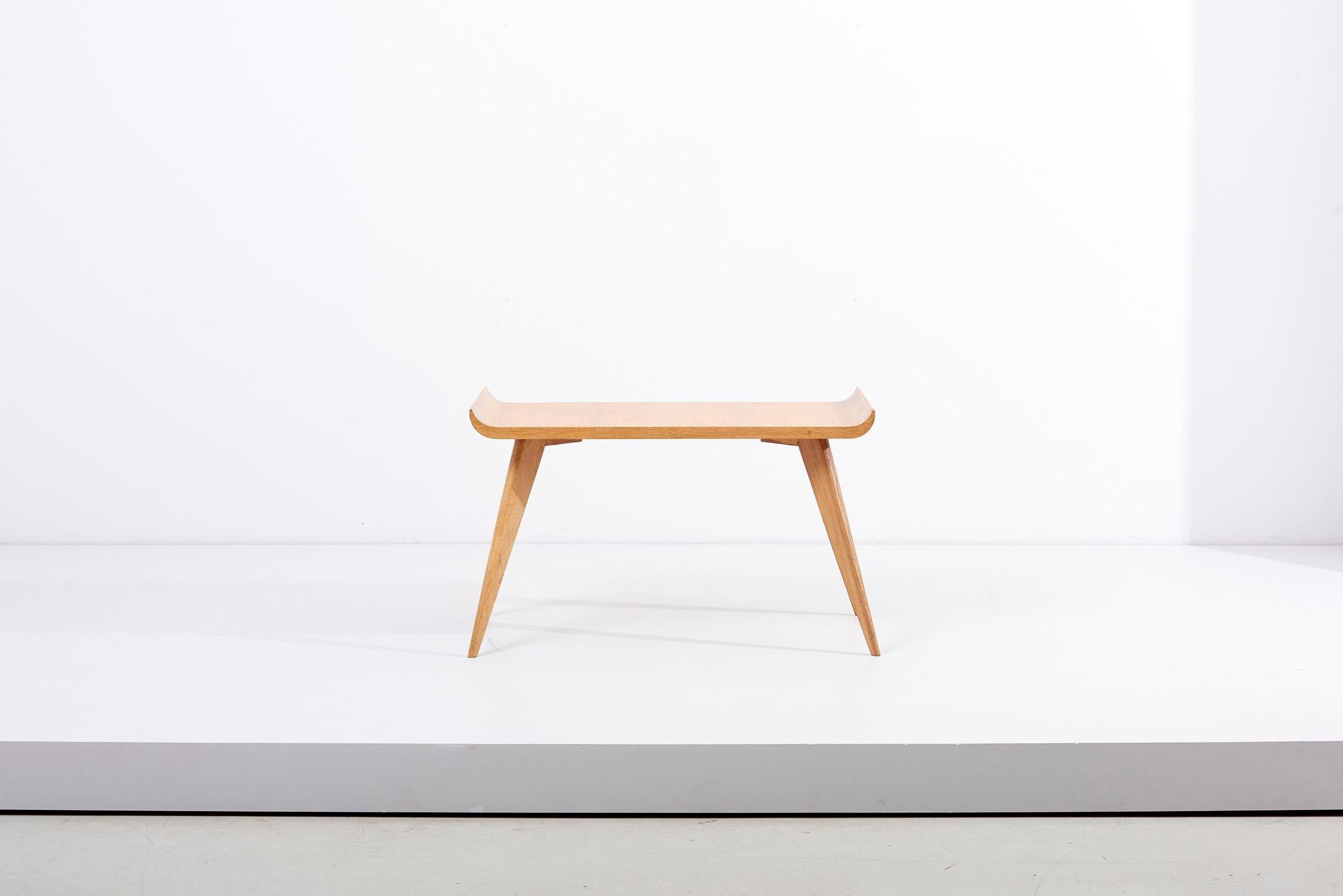 Très élégante table d'appoint ou table basse en forme de Pagode en excellent état. Les pieds massifs sont un peu à la manière de Jean Prouvé.

