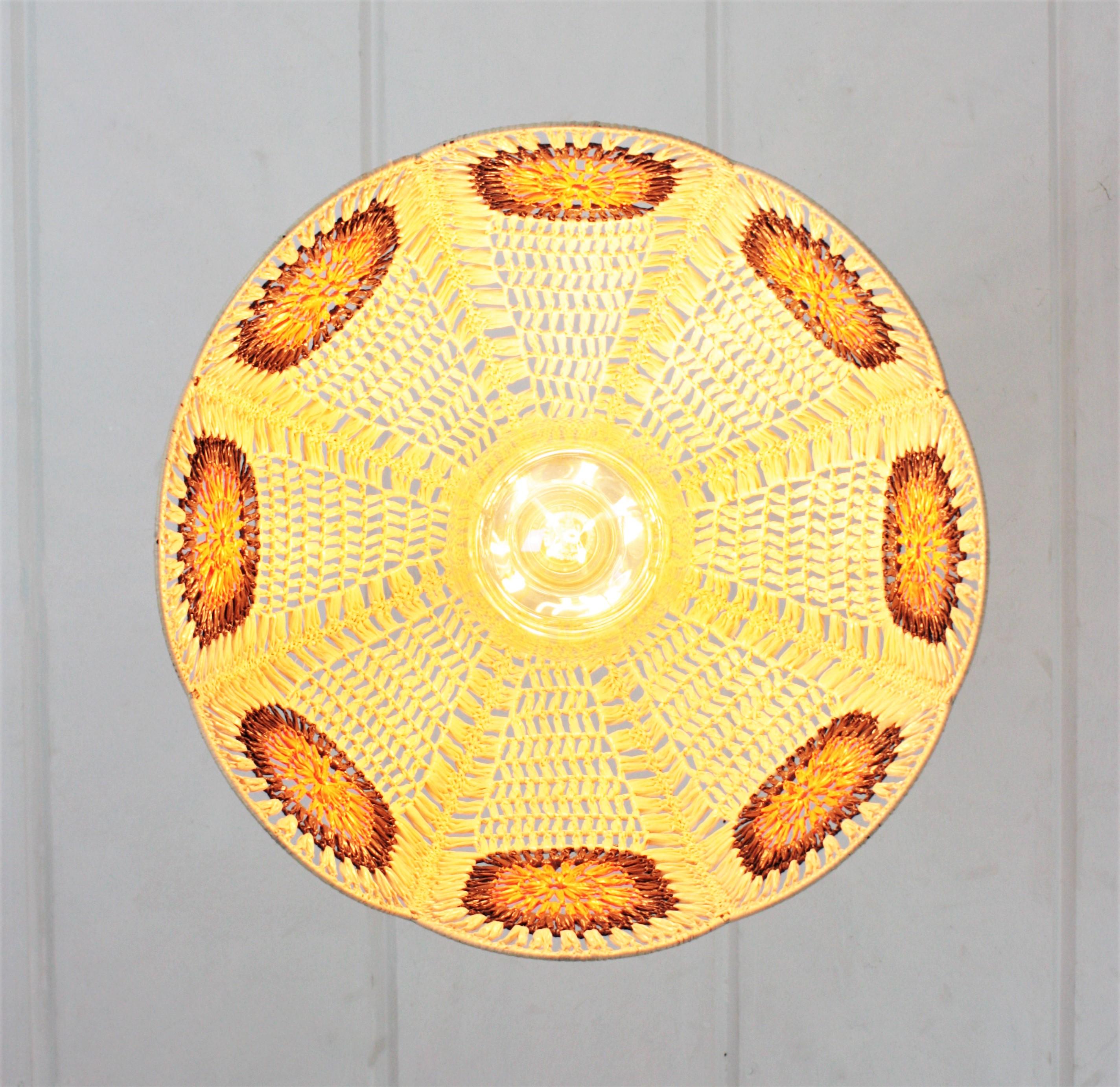 Lampada a sospensione spagnola modernista in macramè beige, arancione e marrone in vendita 10