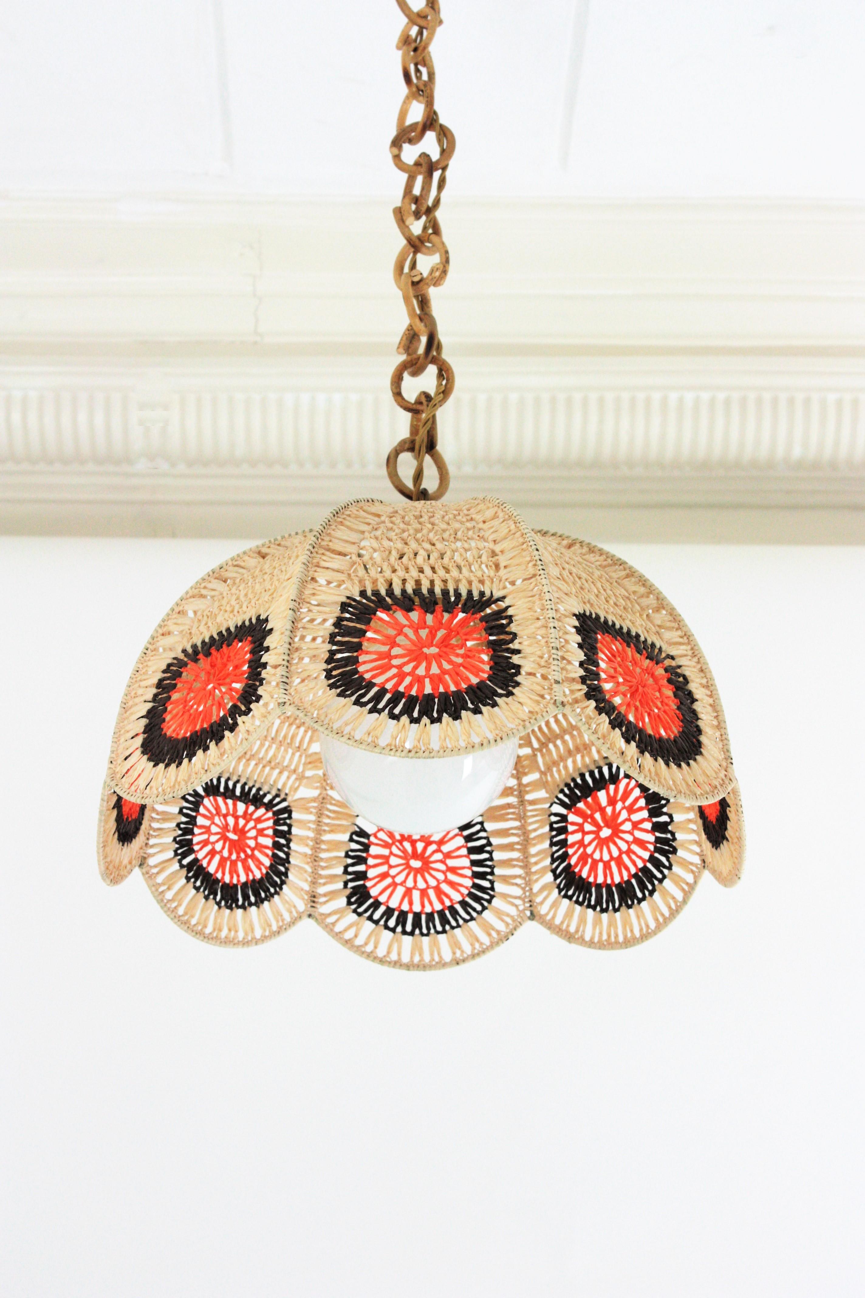 Una divertente lampada a sospensione in macramè annodato a mano in stile boemo con cerchi colorati che accentuano la parte inferiore. Spagna, anni '60-'70.
Questo lampadario artigianale è dotato di un paralume realizzato in corda acrilica macramè