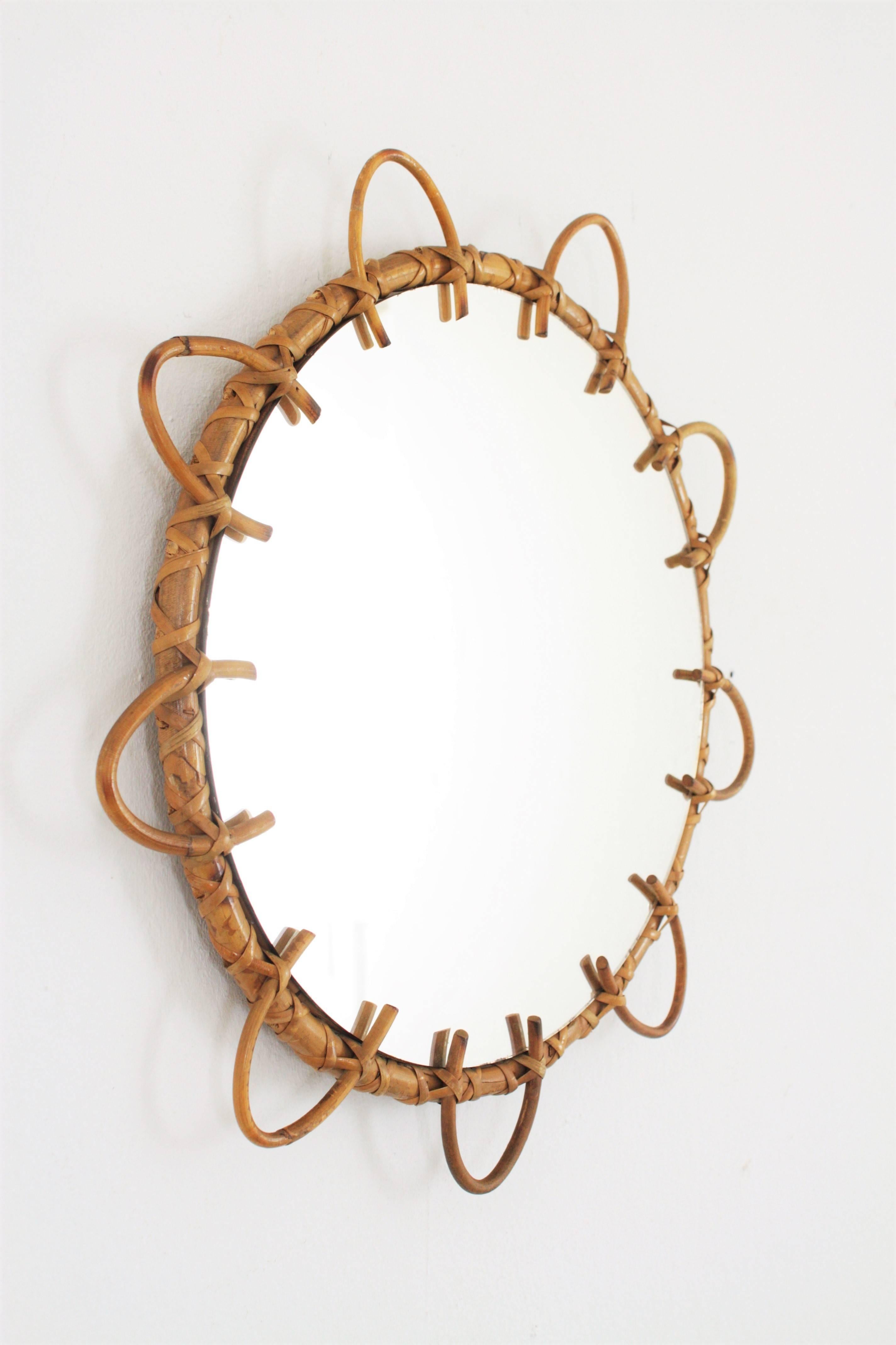 Ein schöner blumenförmiger Spiegel, handgefertigt aus Bambus und Rattan, Spanien, 1960er Jahre.
Dieser runde Spiegel wird von einem Bambusring umrahmt, der von Rattanblättern akzentuiert wird. Es hat den ganzen Geschmack der mediterranen Küste Stil