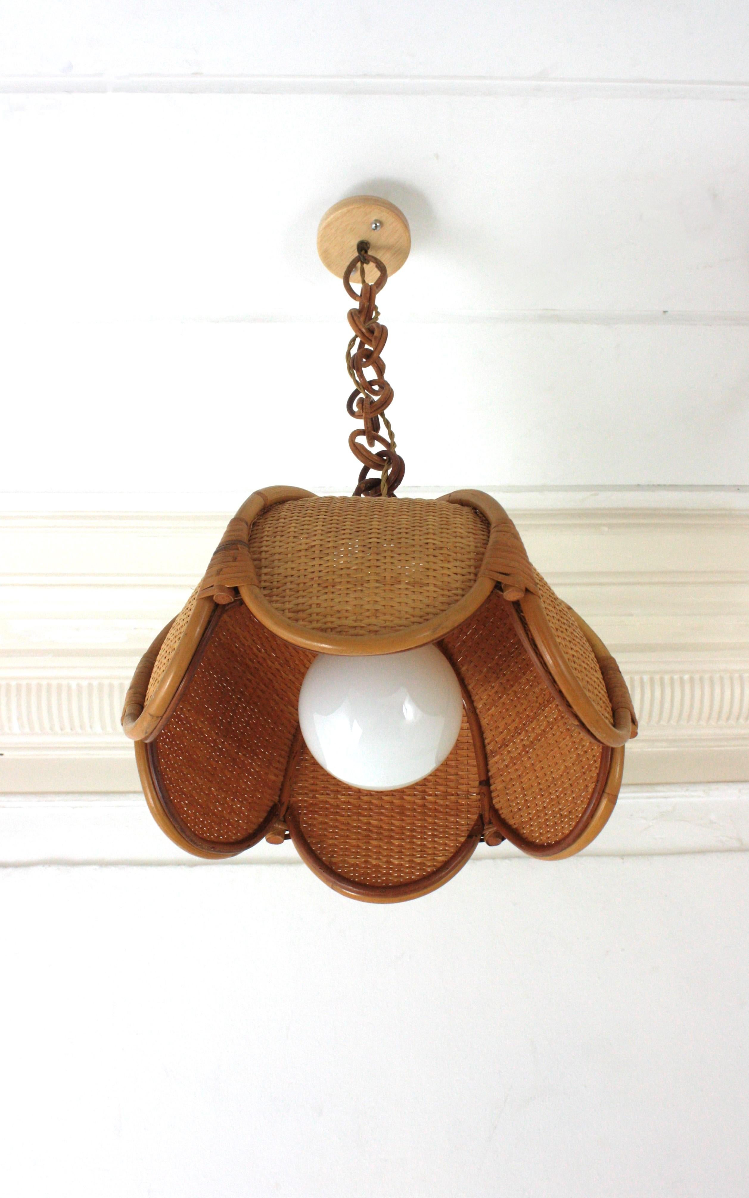 Lampada a sospensione / lampadario spagnolo modernista in rattan intrecciato con palme di bambù, anni '60 in vendita 2