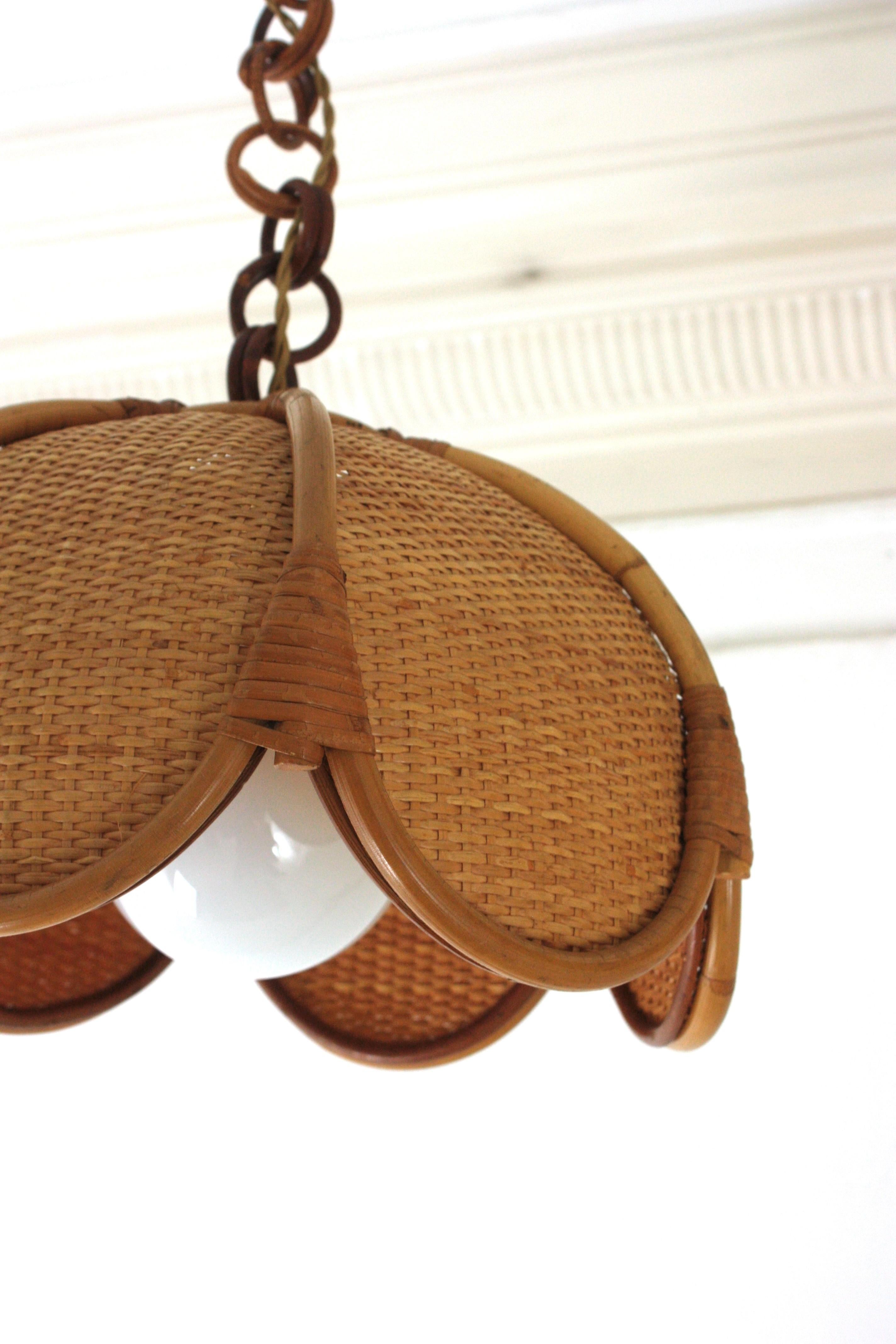 Lampada a sospensione / lampadario spagnolo modernista in rattan intrecciato con palme di bambù, anni '60 in vendita 4