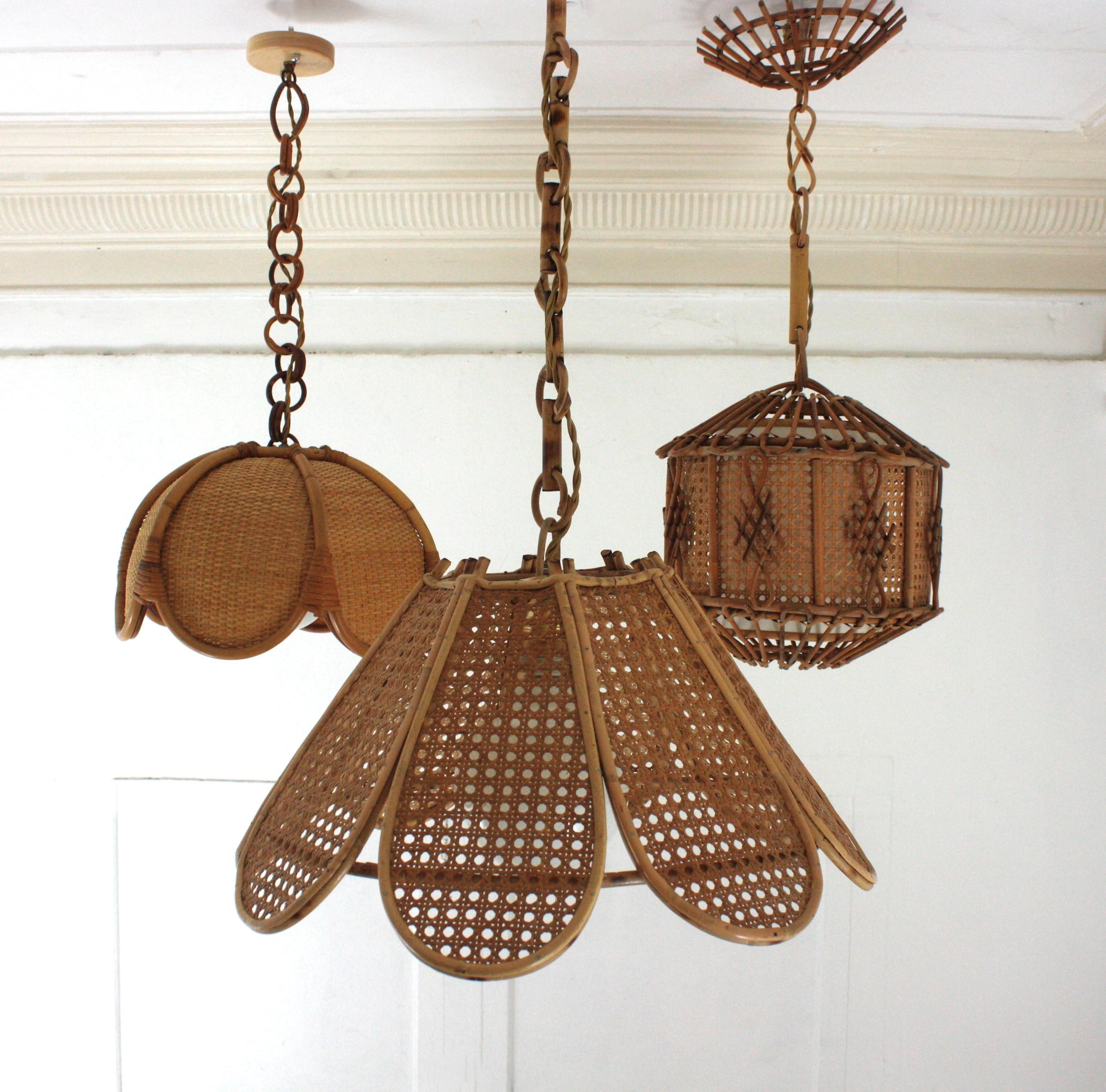 Lampada a sospensione / lampadario spagnolo modernista in rattan intrecciato con palme di bambù, anni '60 in vendita 6