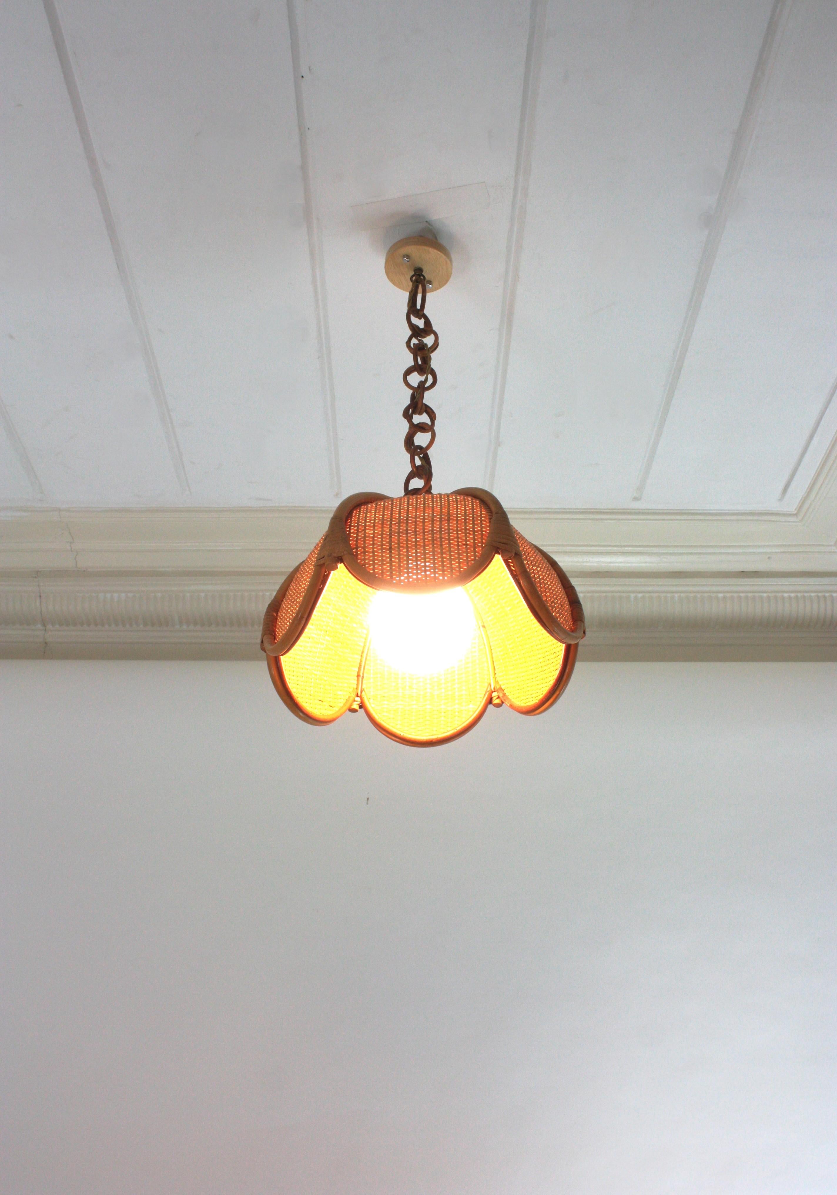 Lampada a sospensione / lampadario spagnolo modernista in rattan intrecciato con palme di bambù, anni '60 in vendita 12