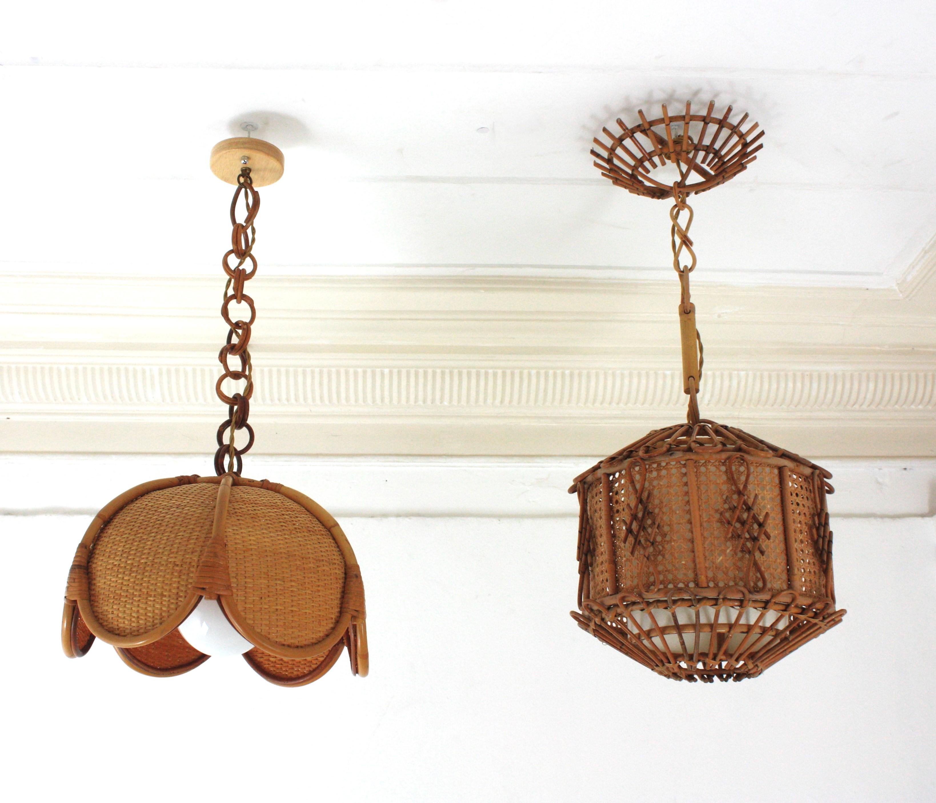 Mid-Century moderno Lampada a sospensione / lampadario spagnolo modernista in rattan intrecciato con palme di bambù, anni '60 in vendita