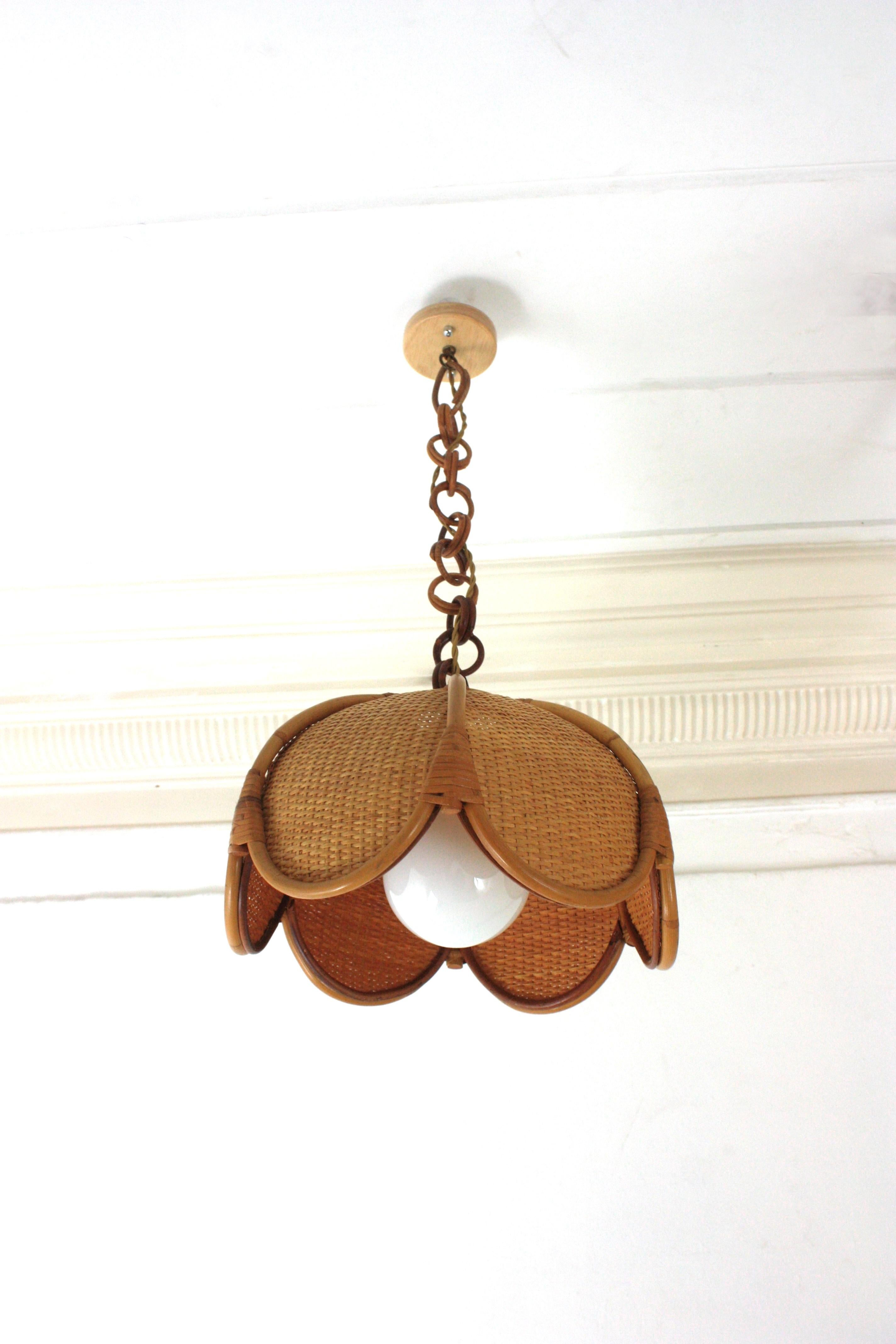 Tessuto Lampada a sospensione / lampadario spagnolo modernista in rattan intrecciato con palme di bambù, anni '60 in vendita