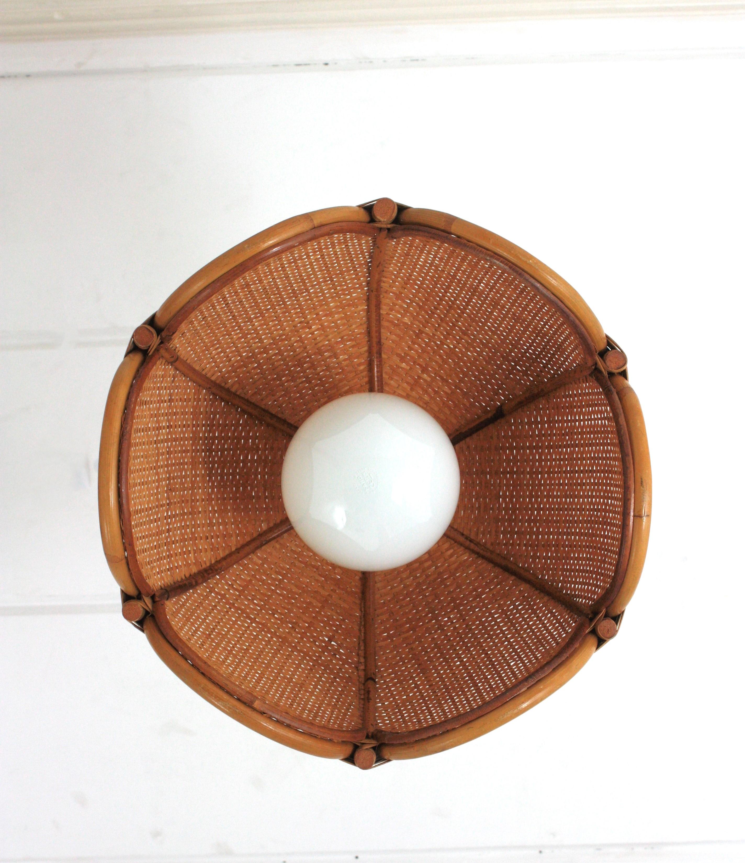 Lampada a sospensione / lampadario spagnolo modernista in rattan intrecciato con palme di bambù, anni '60 In condizioni ottime in vendita a Barcelona, ES