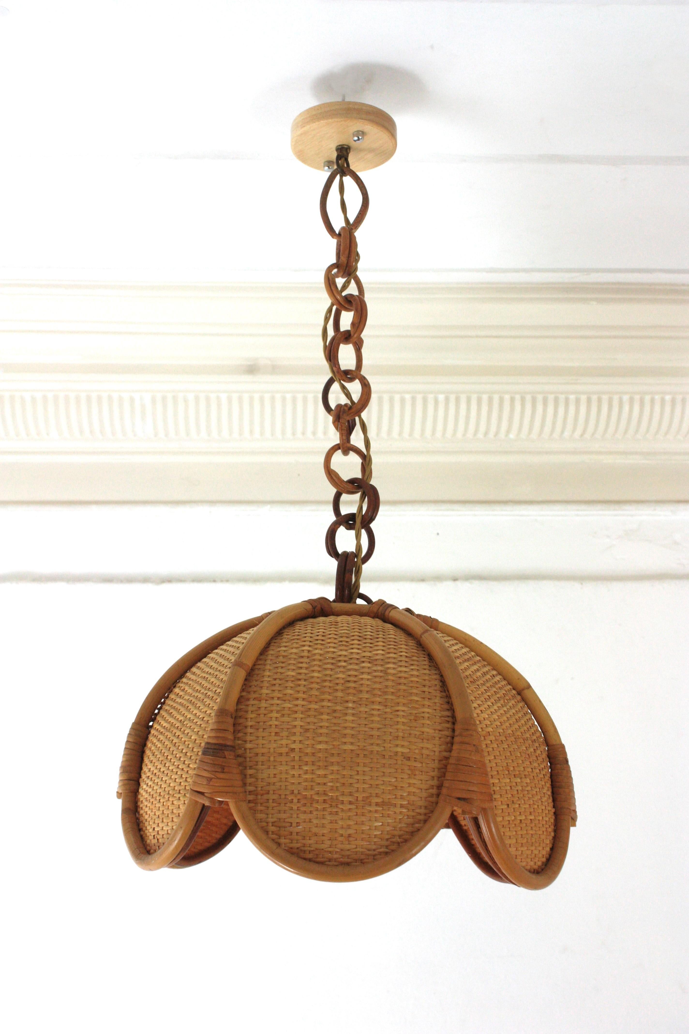 XX secolo Lampada a sospensione / lampadario spagnolo modernista in rattan intrecciato con palme di bambù, anni '60 in vendita